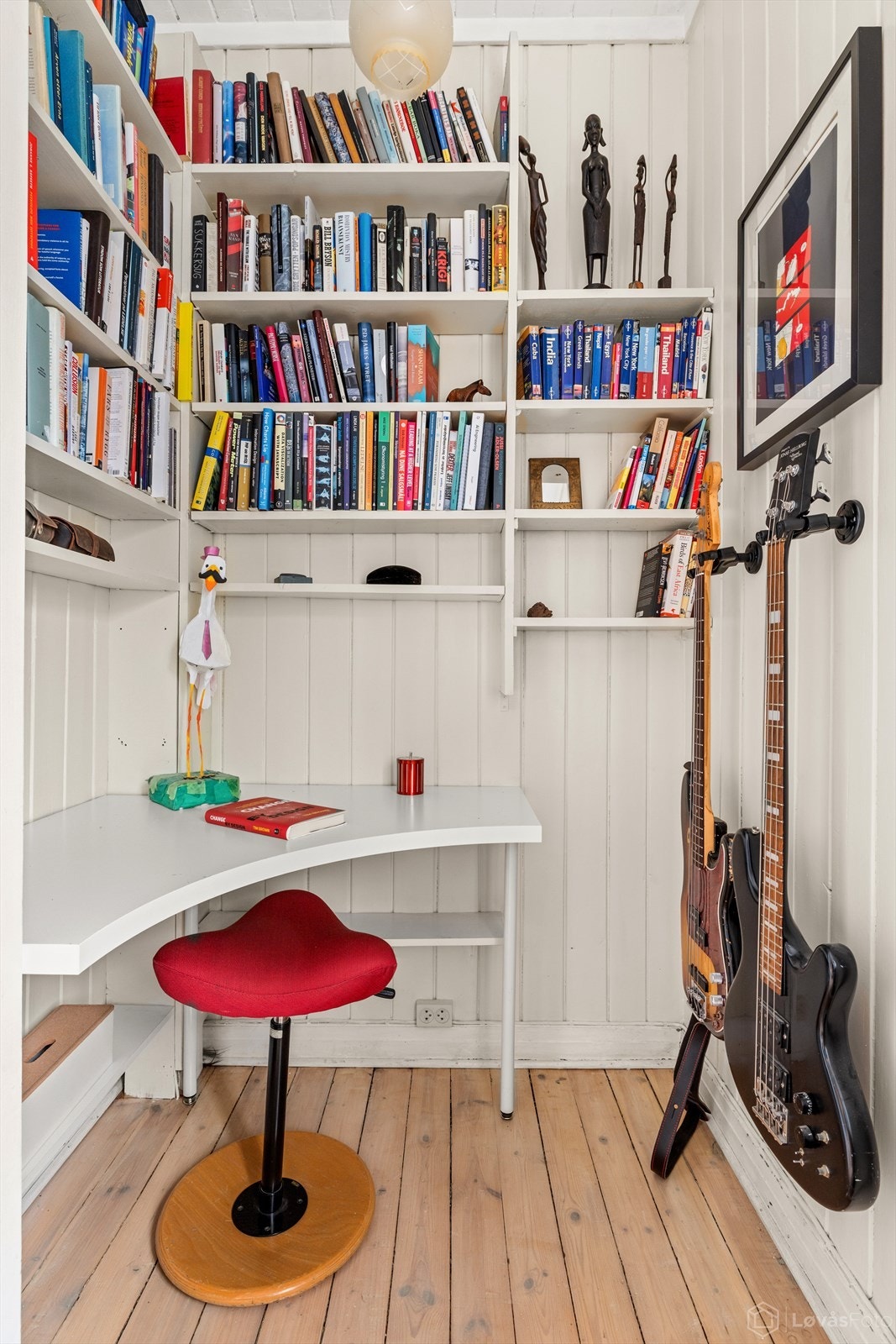 I hjørnet av stuen er det en delvis skjermet krok, perfekt som arbeidsplass eller til hobbyaktiviteter. Galleribilde