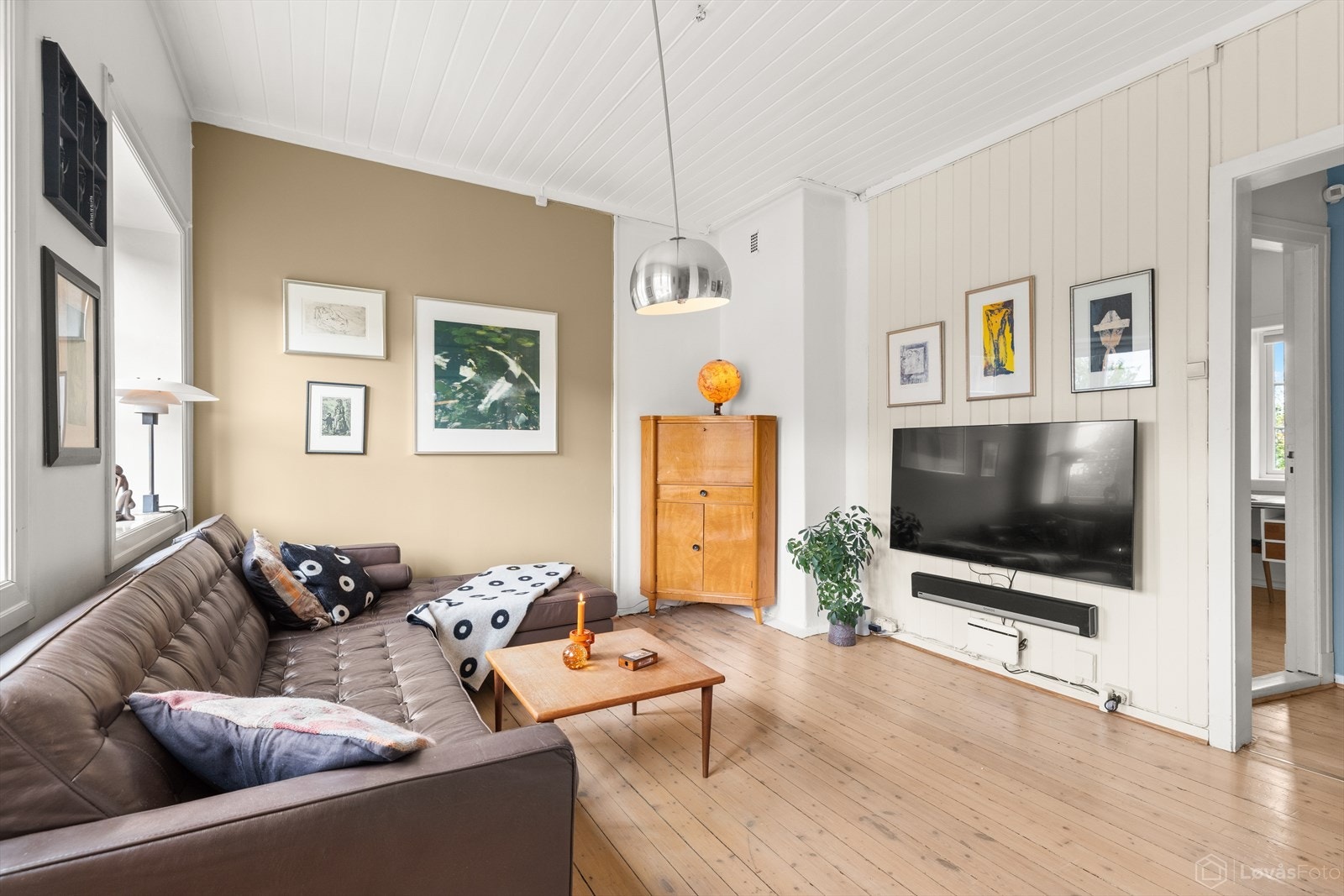 Stuen i 2. etasje er et lyst og fleksibelt rom med gode møbleringsmuligheter. Galleribilde