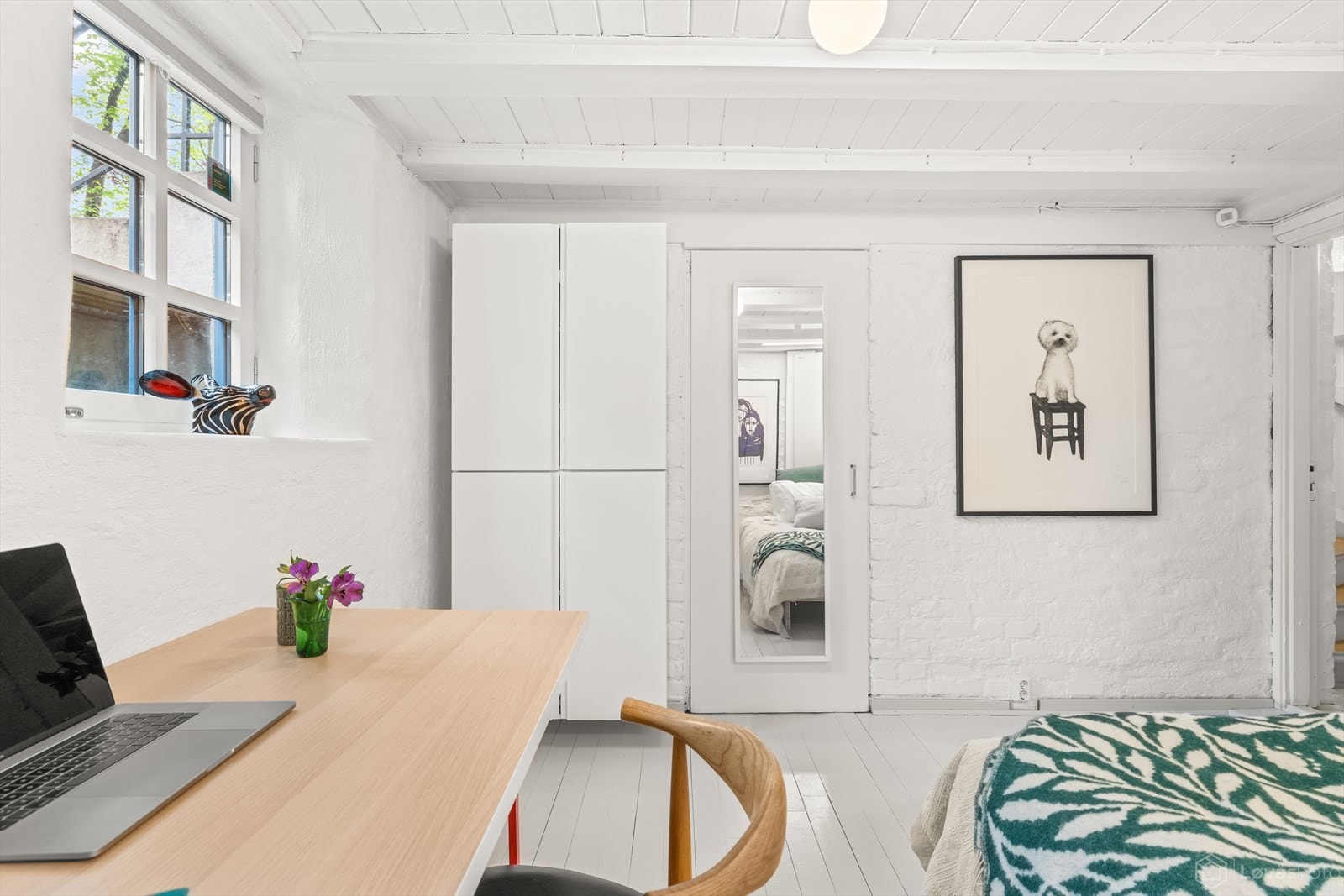 Her er det også et vegghengt garderobeskap, pluss inngang til en innvendig lagringsbod. Galleribilde