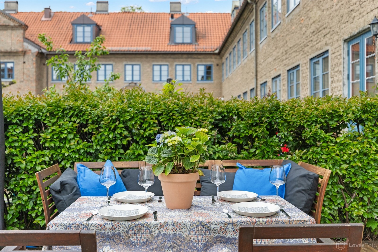 Her åpner det seg et lunt og grønt uterom som inviterer til rolige morgener, sosiale ettermiddager og langvarige sommerdager ute. Galleribilde