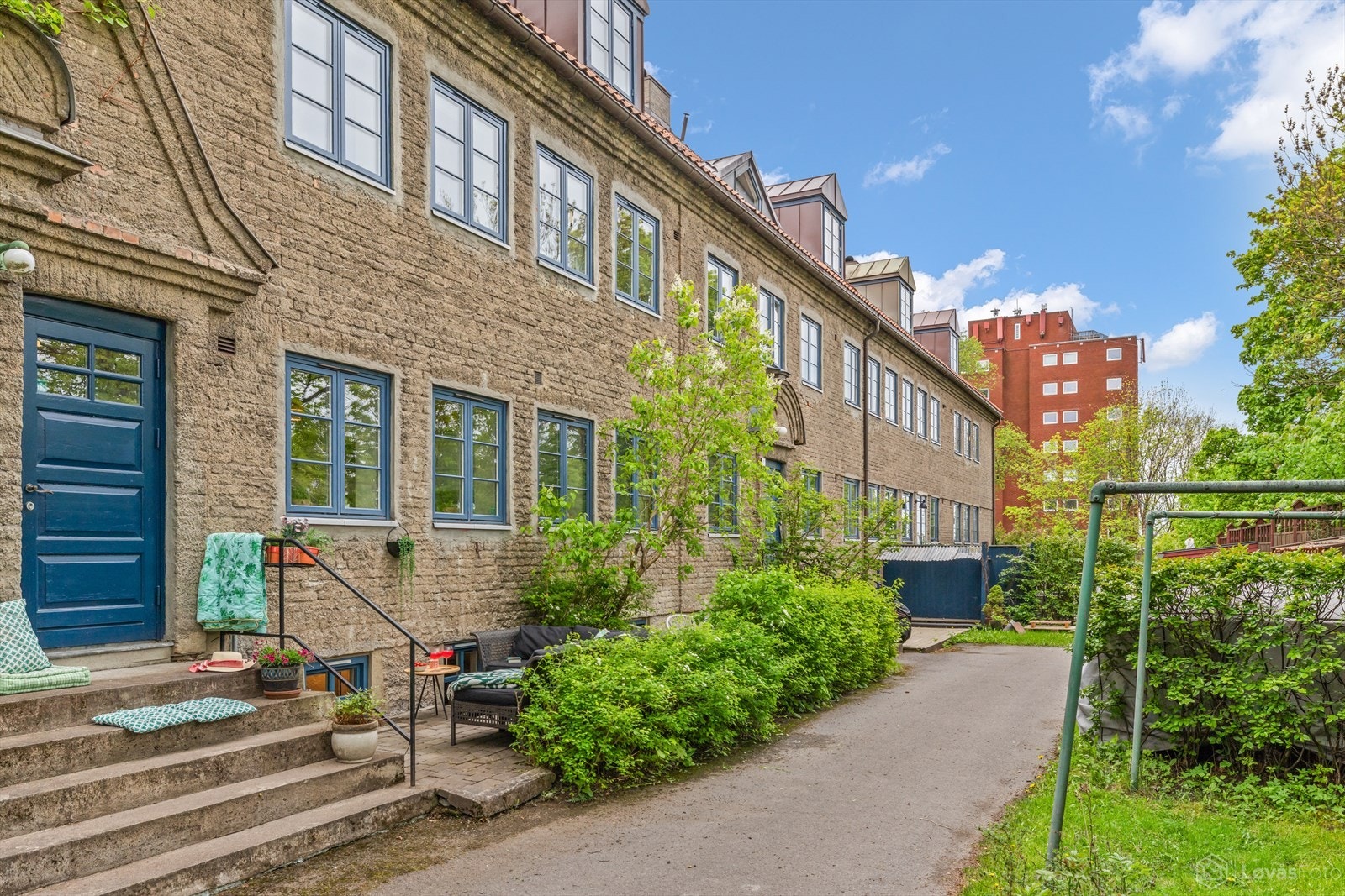 Uteområder på begge sider av boligen gir flere soner og gode muligheter for å flytte seg etter solen gjennom dagen. Galleribilde