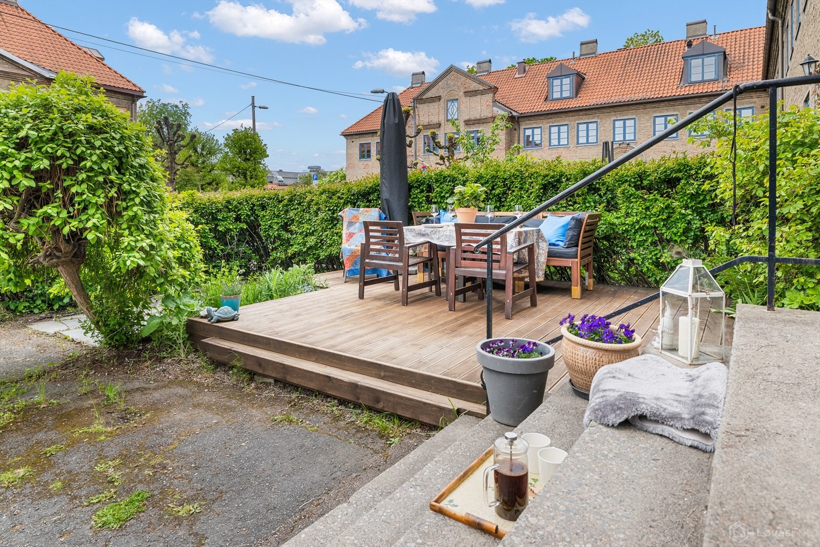 Den største uteplassen ligger på fremsiden av huset og fungerer som en naturlig forlengelse av stuen. Galleribilde