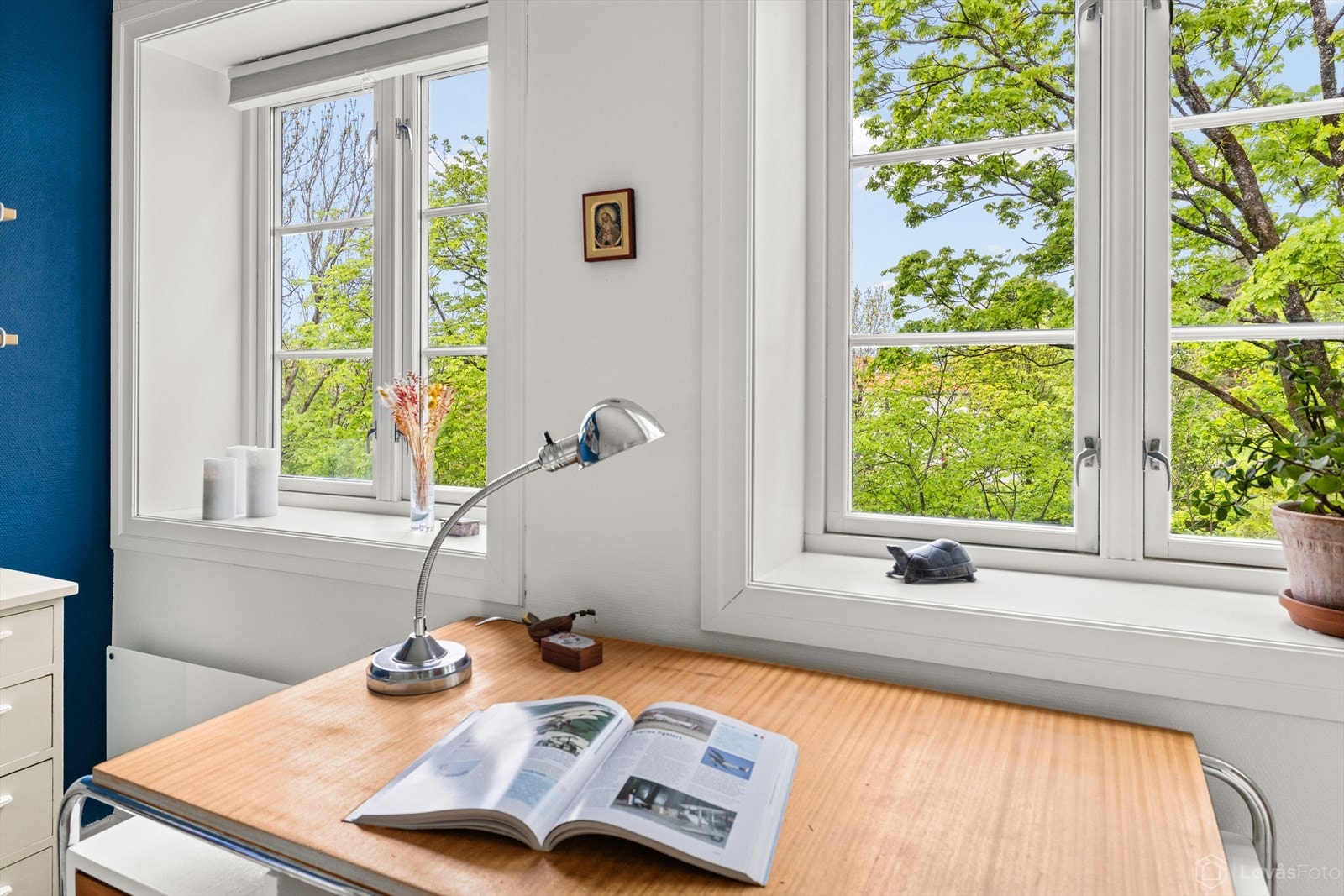 De store vinduene gir et generøst lysinnslipp og et fint utsyn. Med plass til skrivebord og flott utsyn ligger alt til rette for både hjemmekontor og skolearbeid. Galleribilde