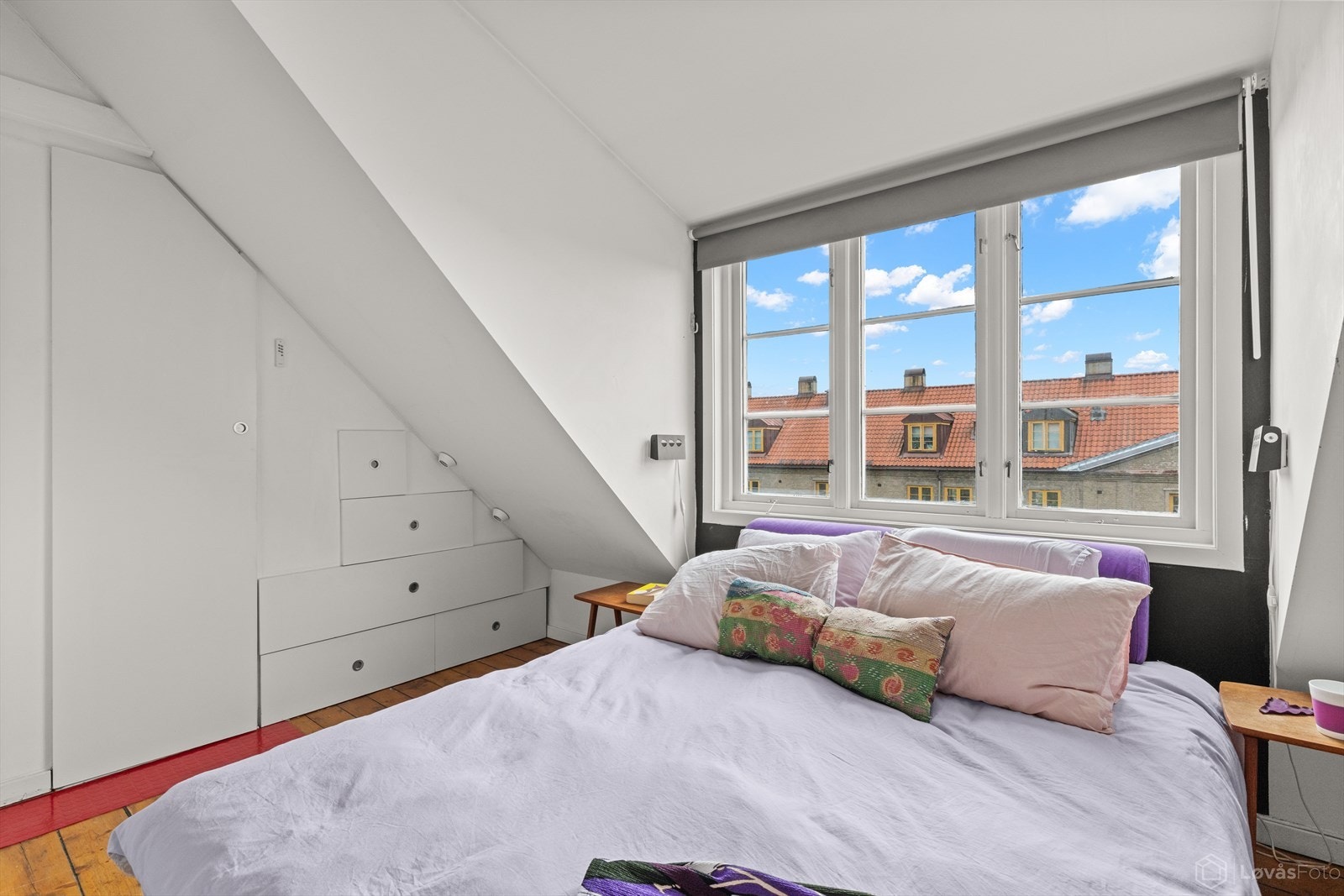 Hovedsoverommet har plass til dobbeltseng og byr på gode oppbevaringsmuligheter med innebygget garderobe. Den innebygde garderoben er har en liten walk-in-garderobe. Galleribilde