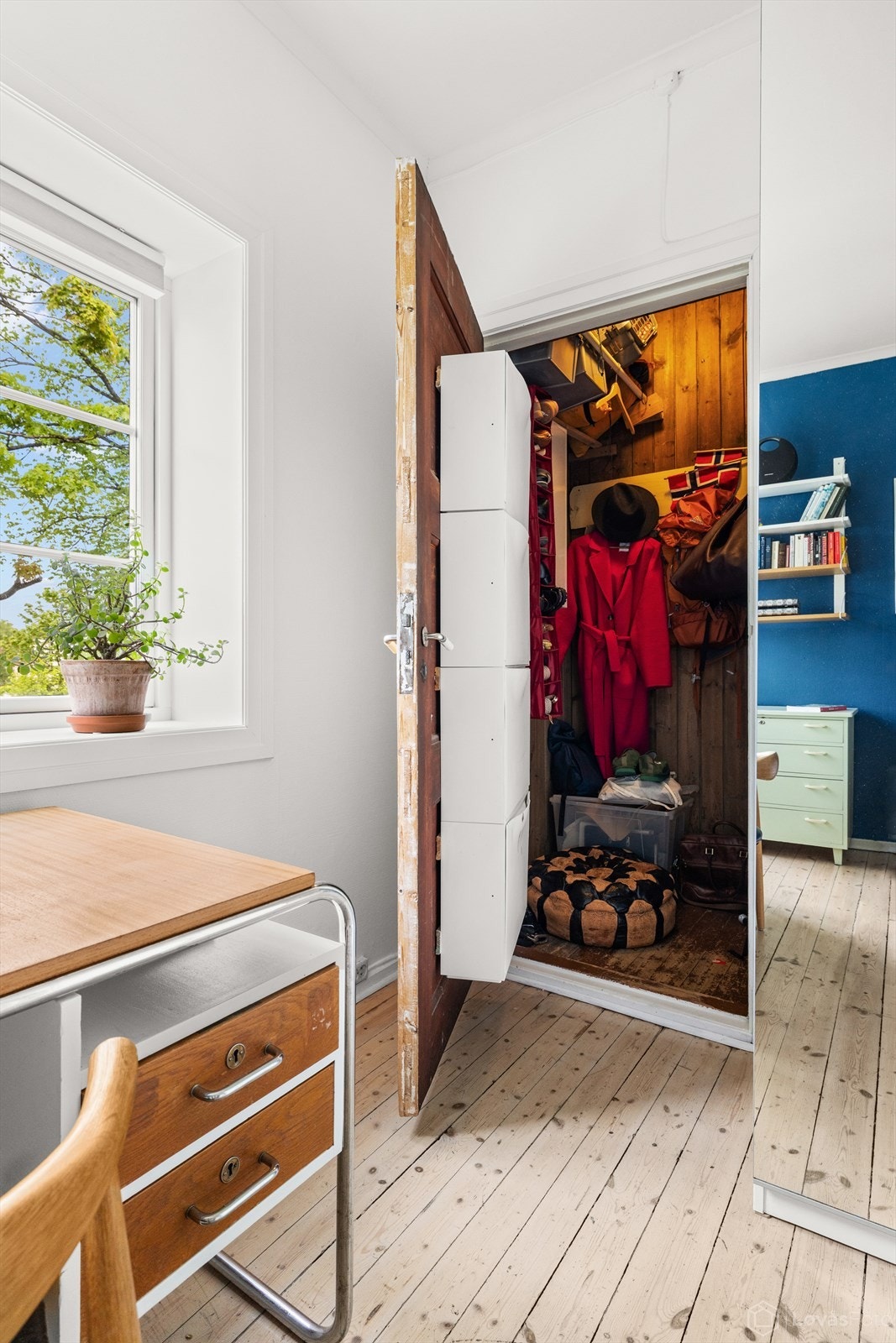 I tilknytning til soverommet finner du en innvendig bod med praktisk plass til oppbevaring. Galleribilde