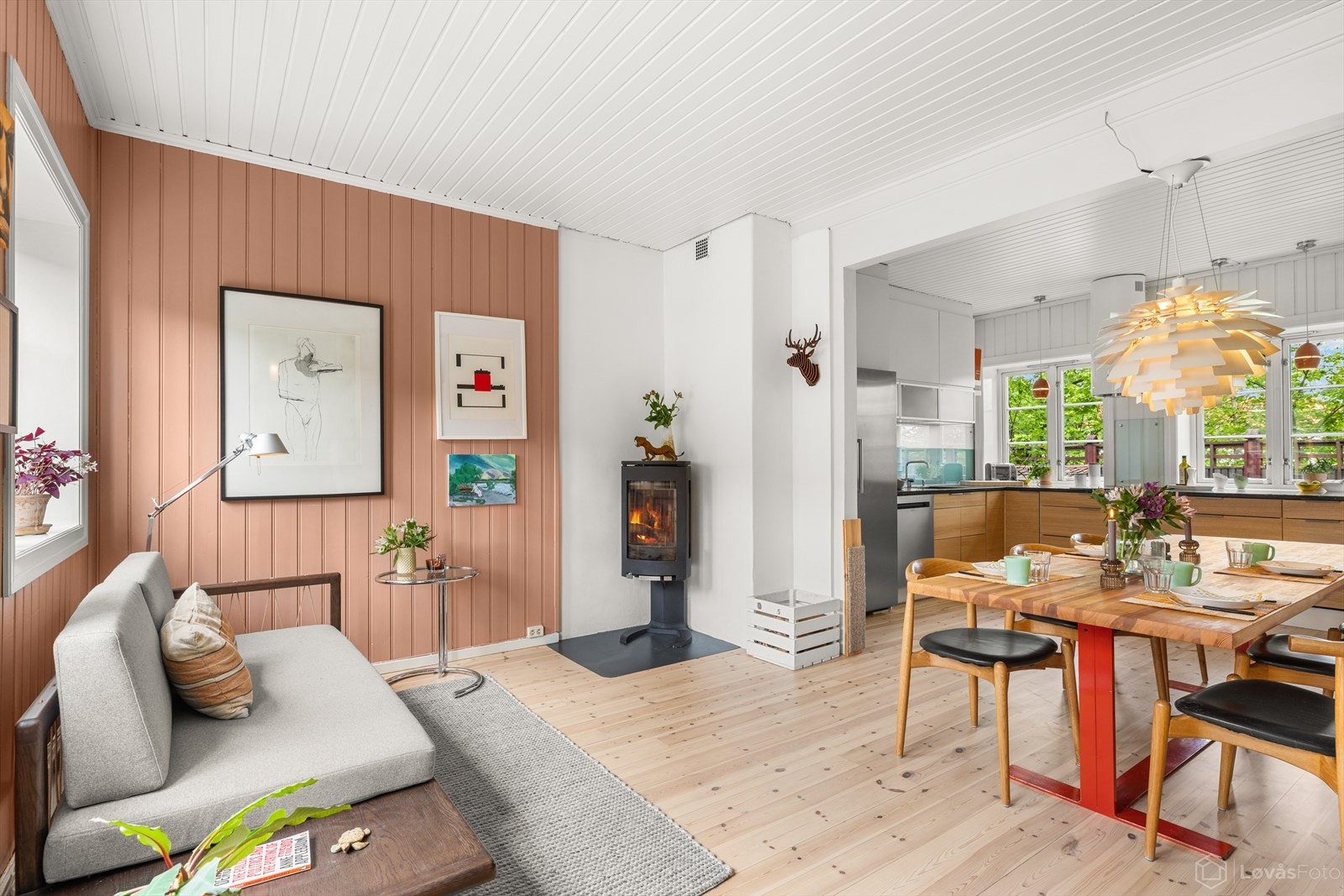 Planløsningen deles inn i naturlige soner, med plass til en hyggelig sofakrok i tillegg til kjøkken og spisestue. Galleribilde