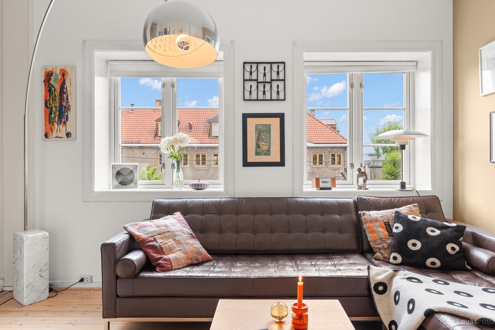 De dype vinduskarmene er både praktiske og estetiske, og gir rom for både oppbevaring og dekor. Galleribilde