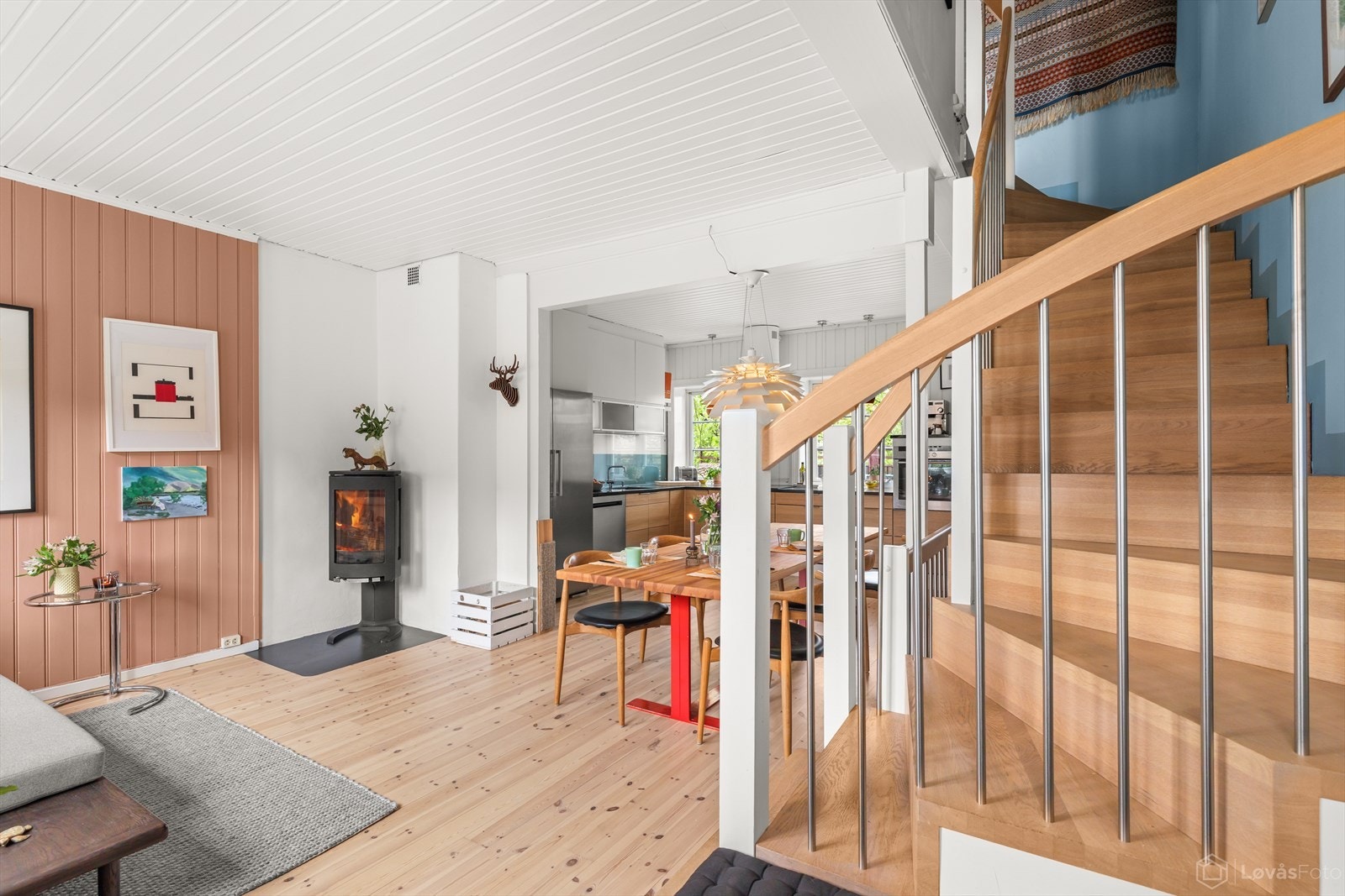 Den sjarmerende hjørnetrappen fører oss harmonisk opp i boligens andre etasje. Galleribilde