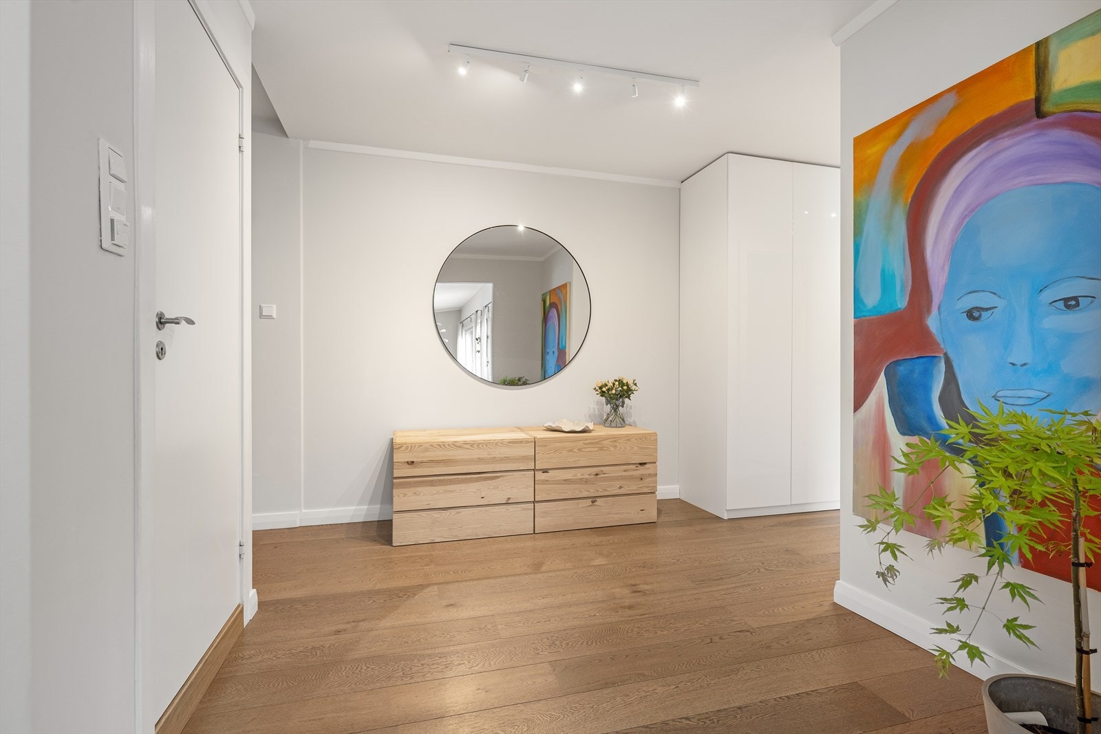 Stor og fin gang, med tilgang til bad samt soveromsavdeling Galleribilde