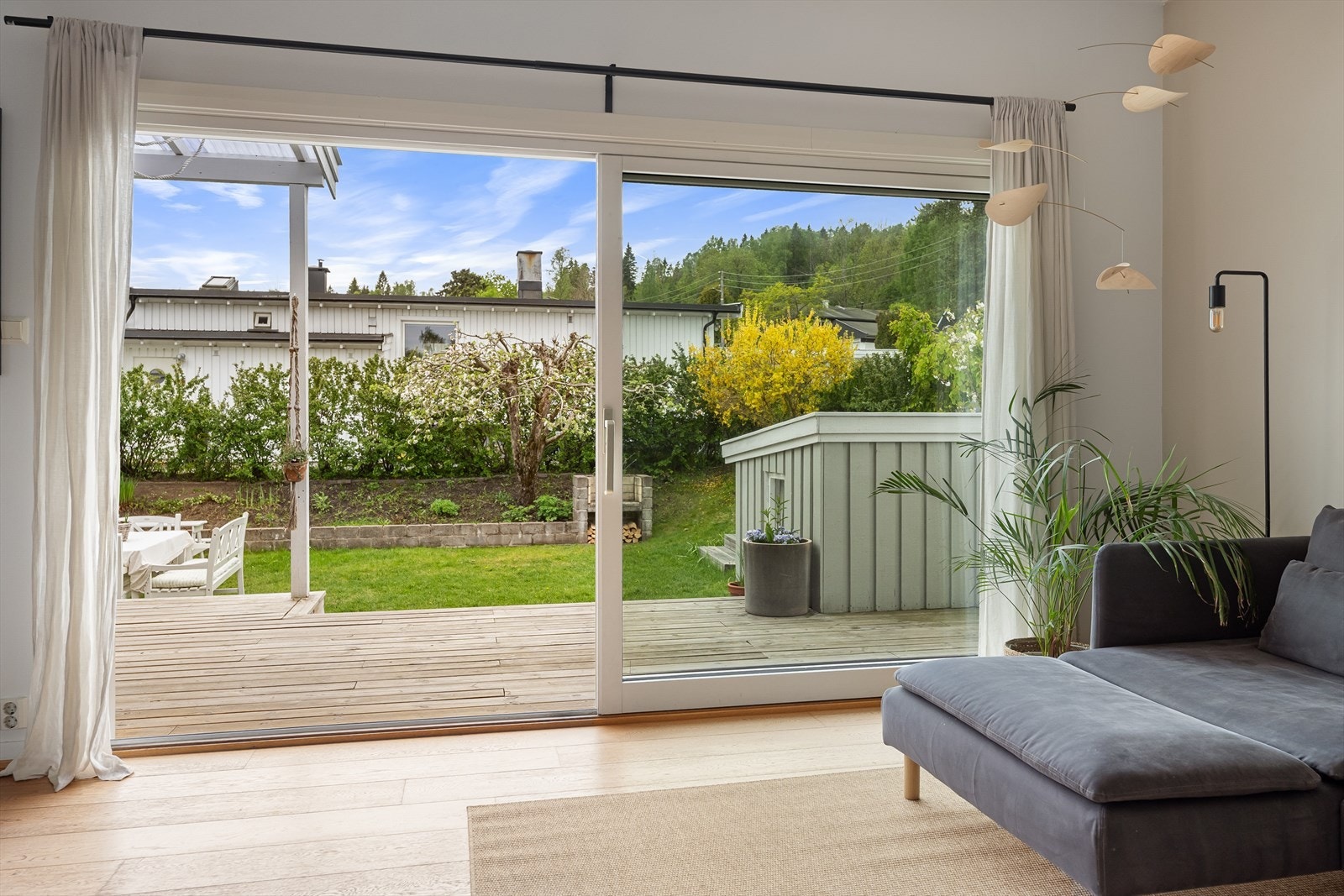 Stuen har en stor skyvedør ut mot terrasse og hage. Dette forlenger boarealet i sommerhalvåret, samt gjør stuen lys og luftig Galleribilde