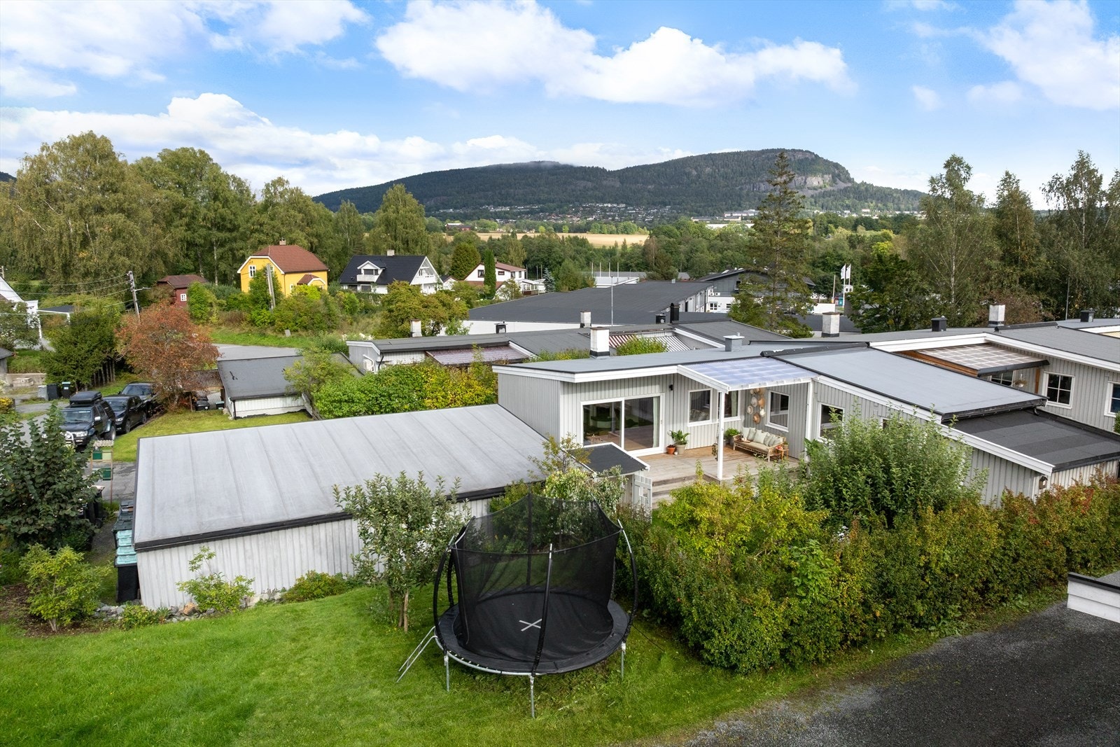 Eier av 4A har vedlikeholdsansvar for fellesarealet i bakkant av garasjen, og har dermed også plassert trampolinen sin her Galleribilde