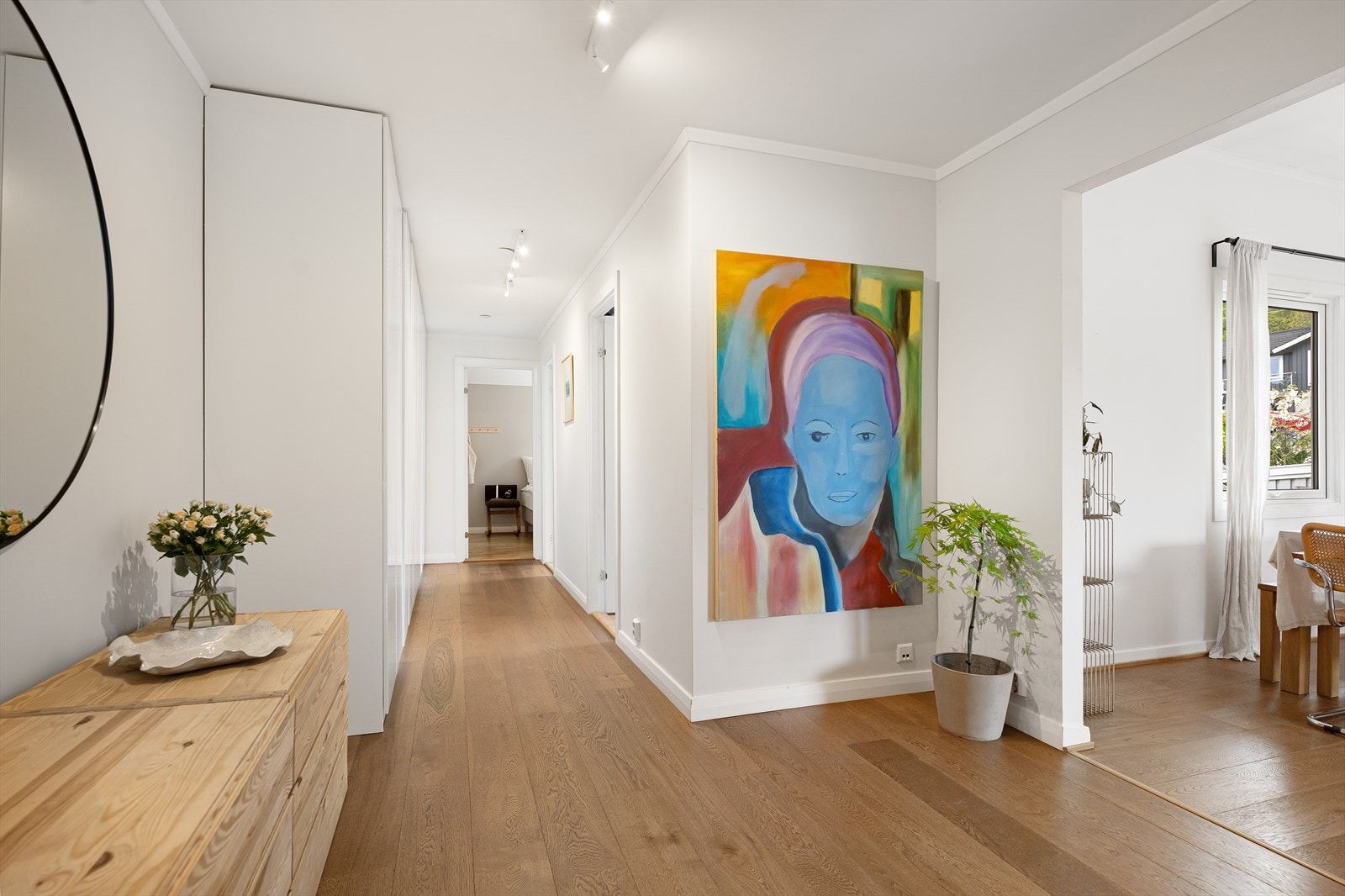 Romslig gang innredet med flere garderobeskap og kommode. Ellers plass til flere skap/hyller, et skrivebord e.l. Galleribilde