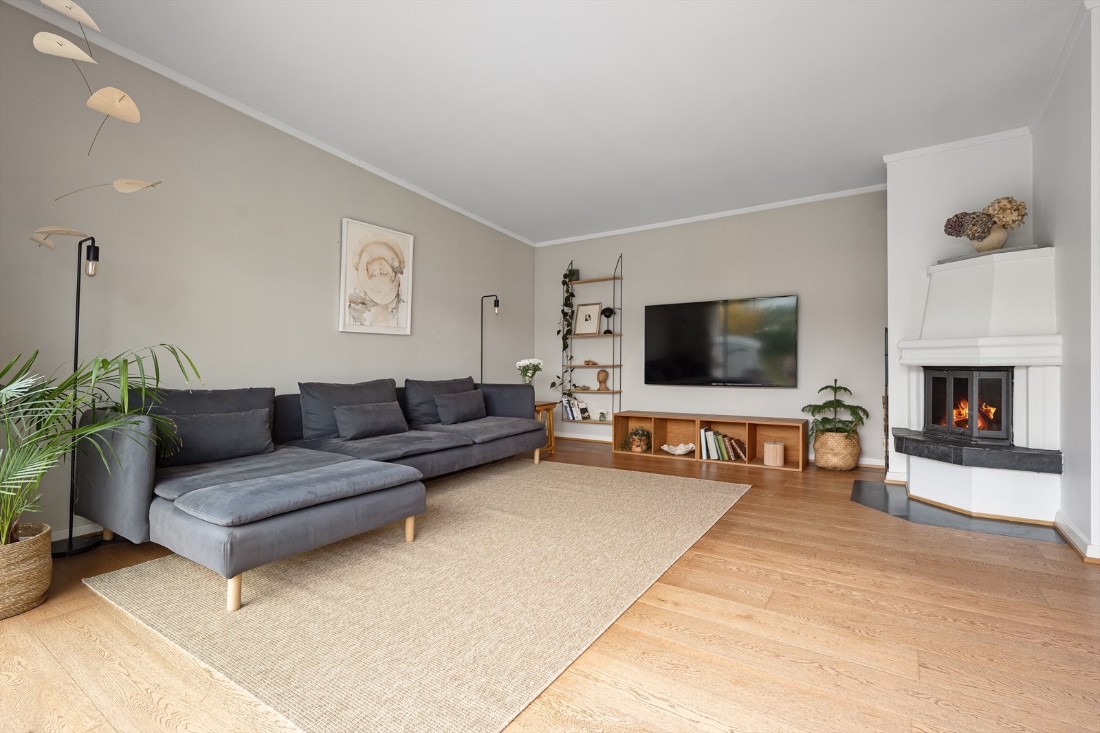 Stuen har god plass til sofagruppe, TV-møblement m.m Galleribilde