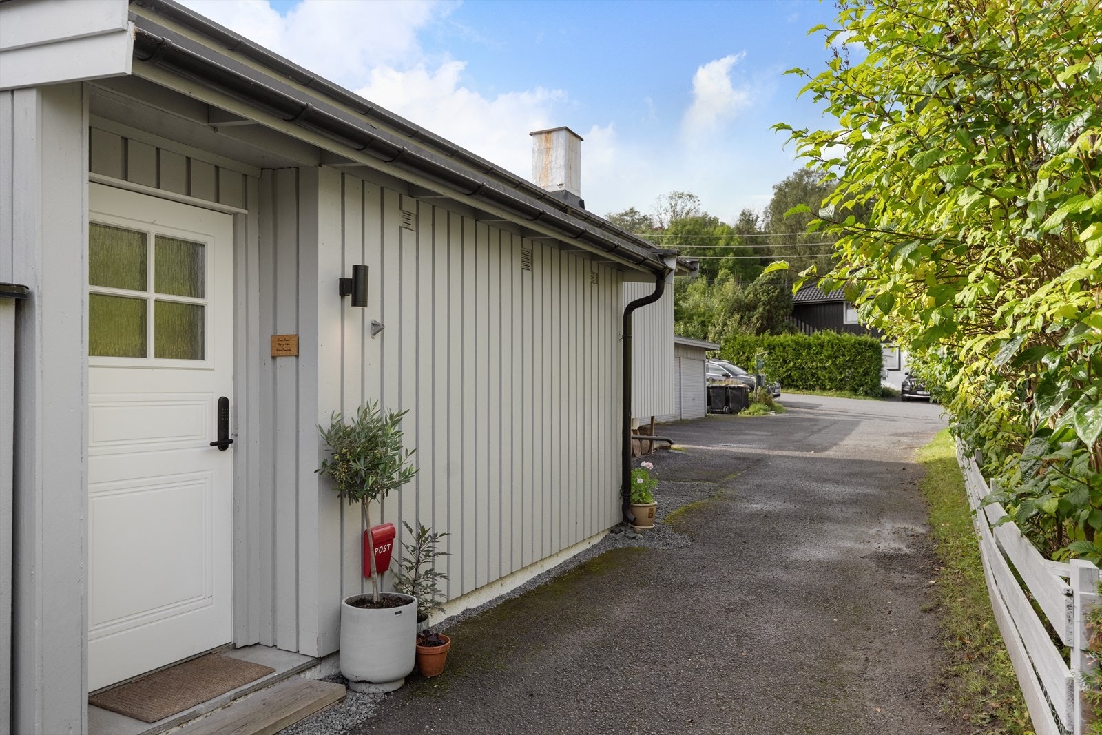 Hyggelig inngangsparti, med kort vei til garasje på enden av boligen Galleribilde