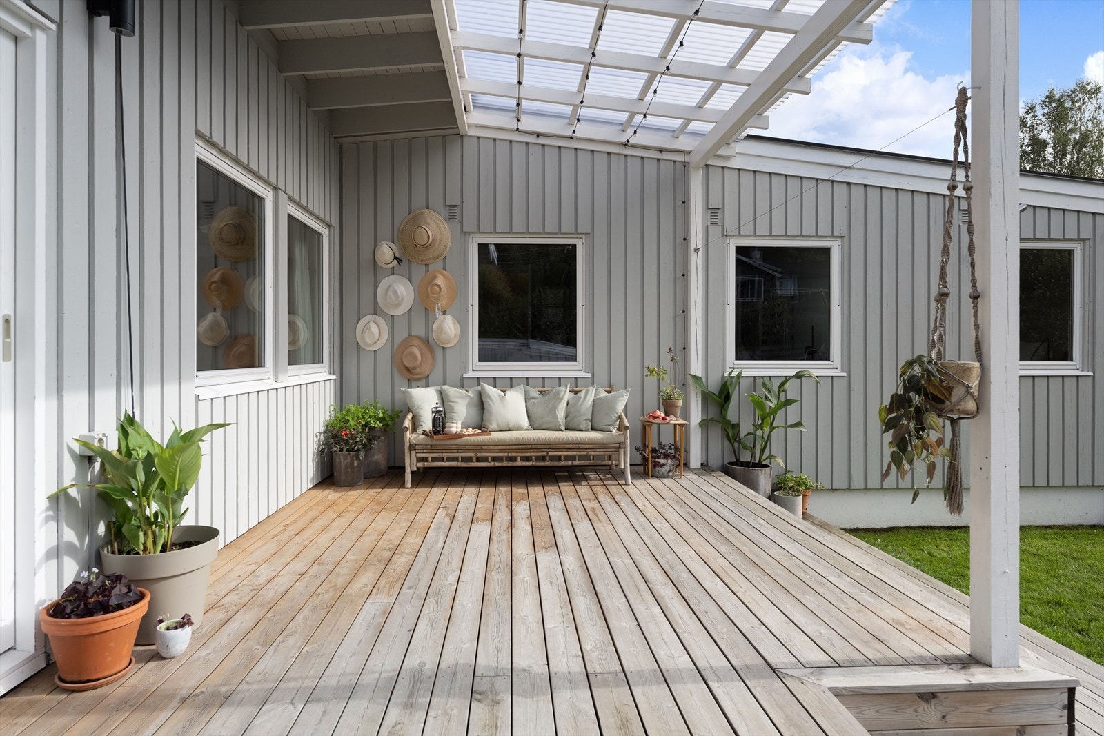Skjermet terrasse og hage med gode solforhold. Overbygg over deler av terrassen gir i tillegg gode bruksmuligheter utover høsten Galleribilde