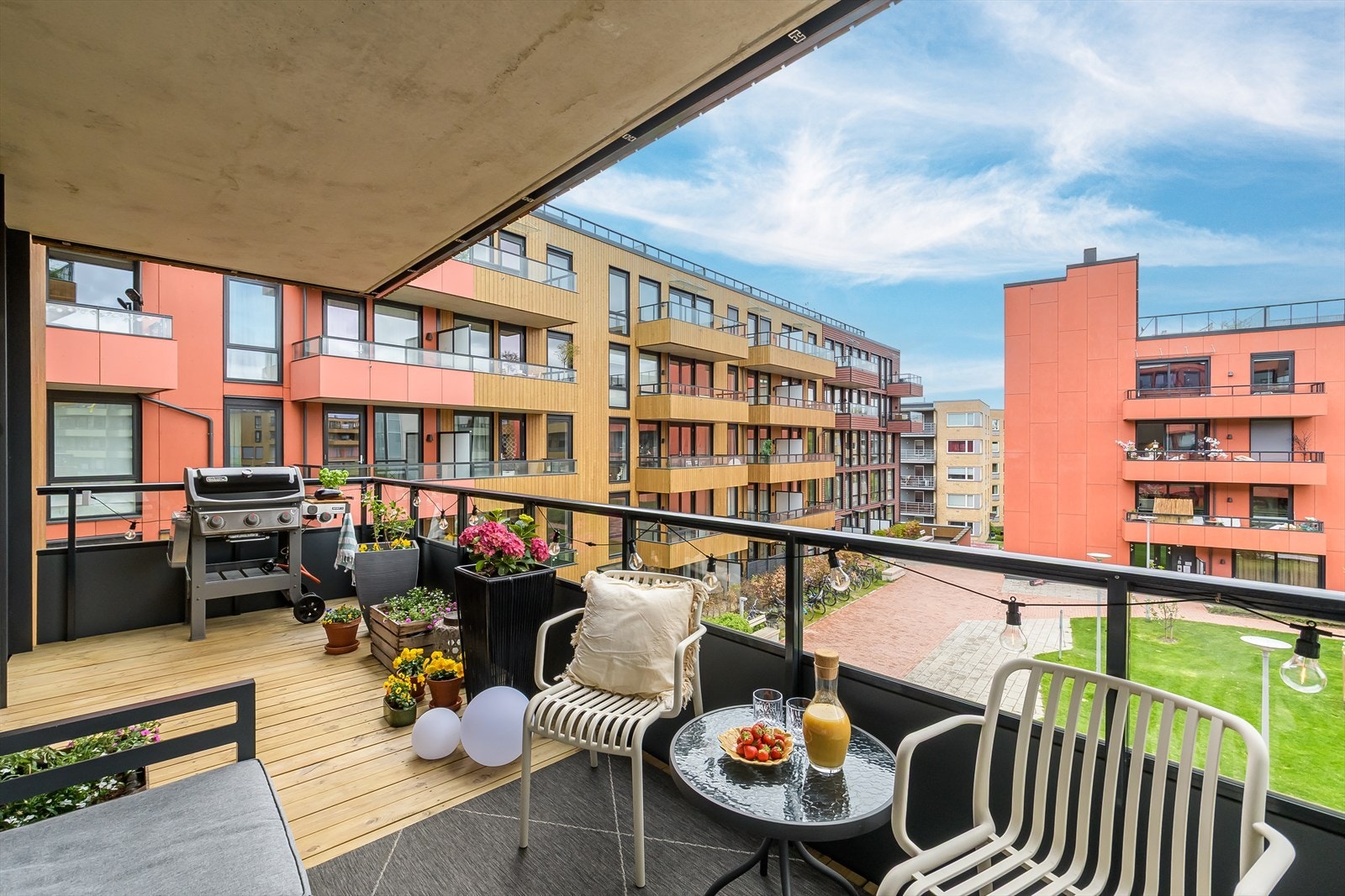 En moderne og romslig 4-roms leilighet fra 2013, med heis, stor balkong og garasjeplass. Galleribilde