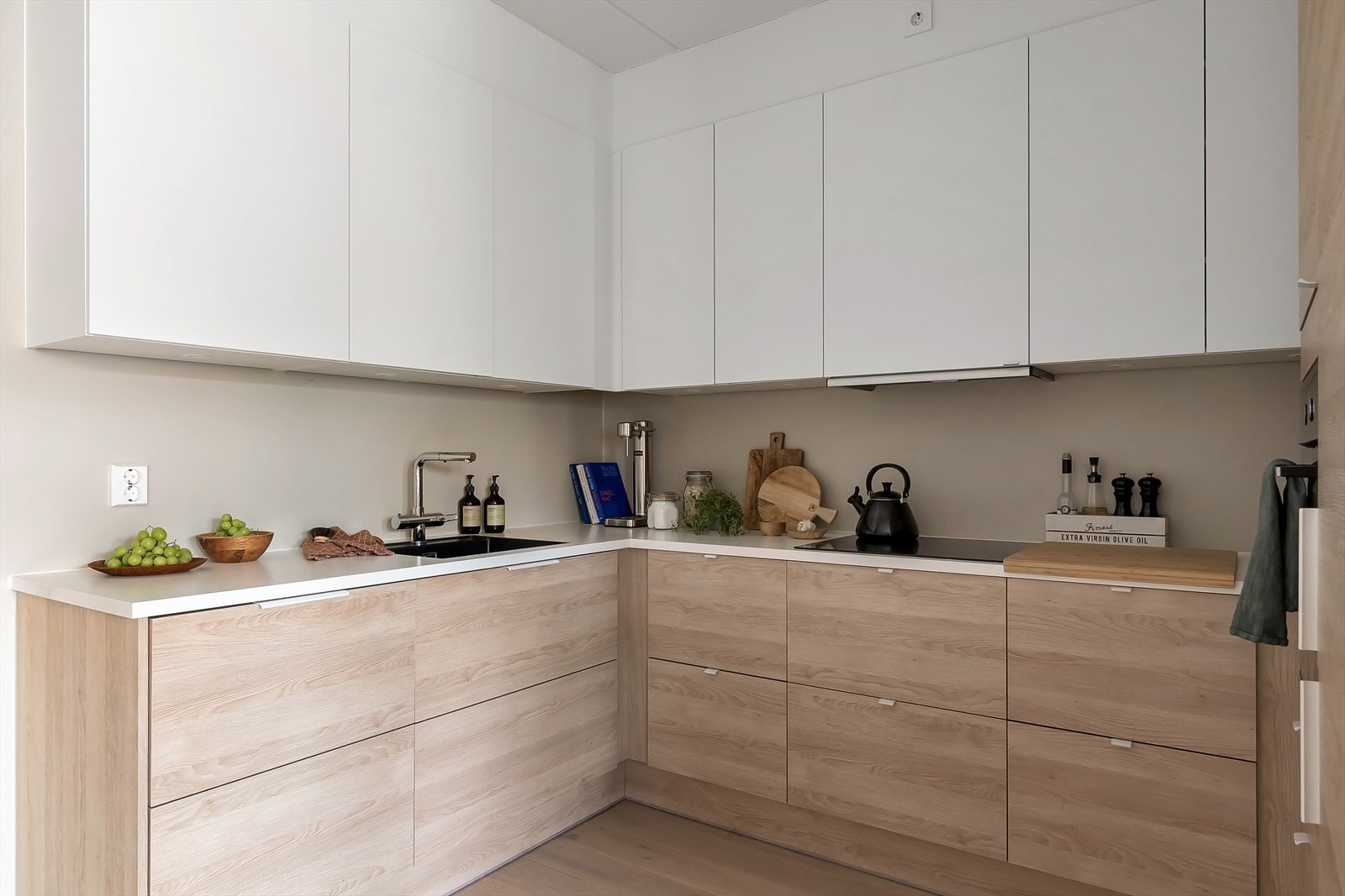 Innredningen er fra Aubo og har moderne, glatte fronter samt en laminert benkeplate Galleribilde