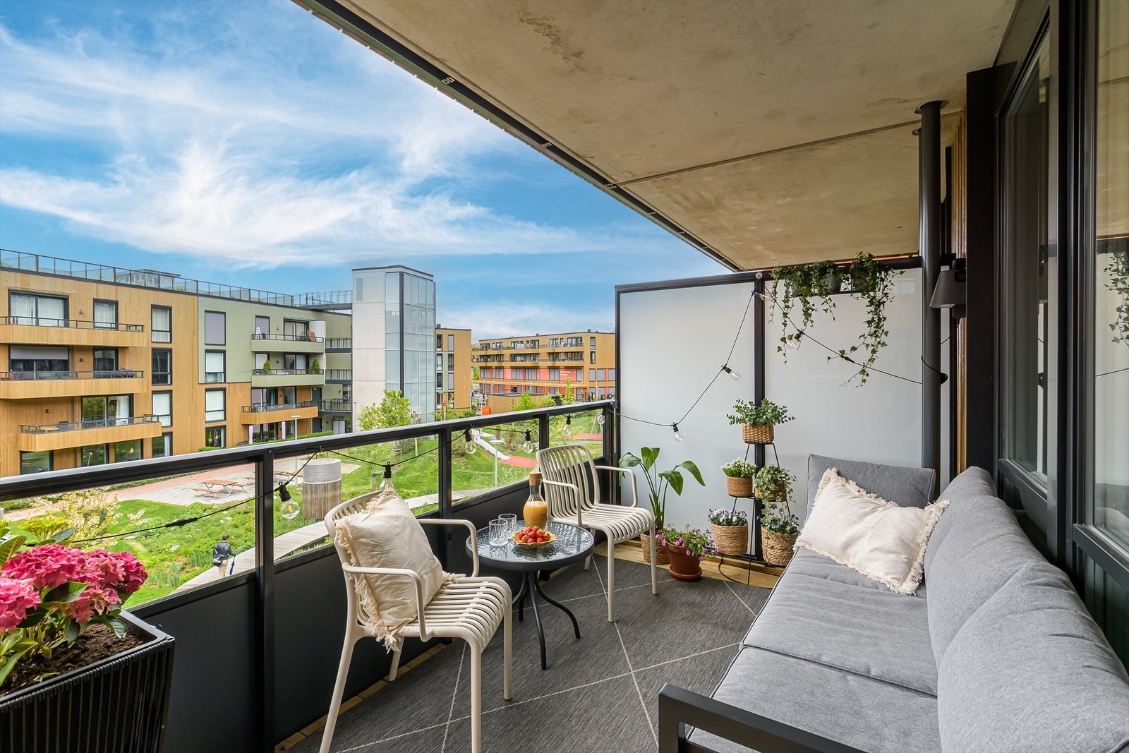 Balkongen har god plass til flere sittegrupper, planter og grill. Galleribilde