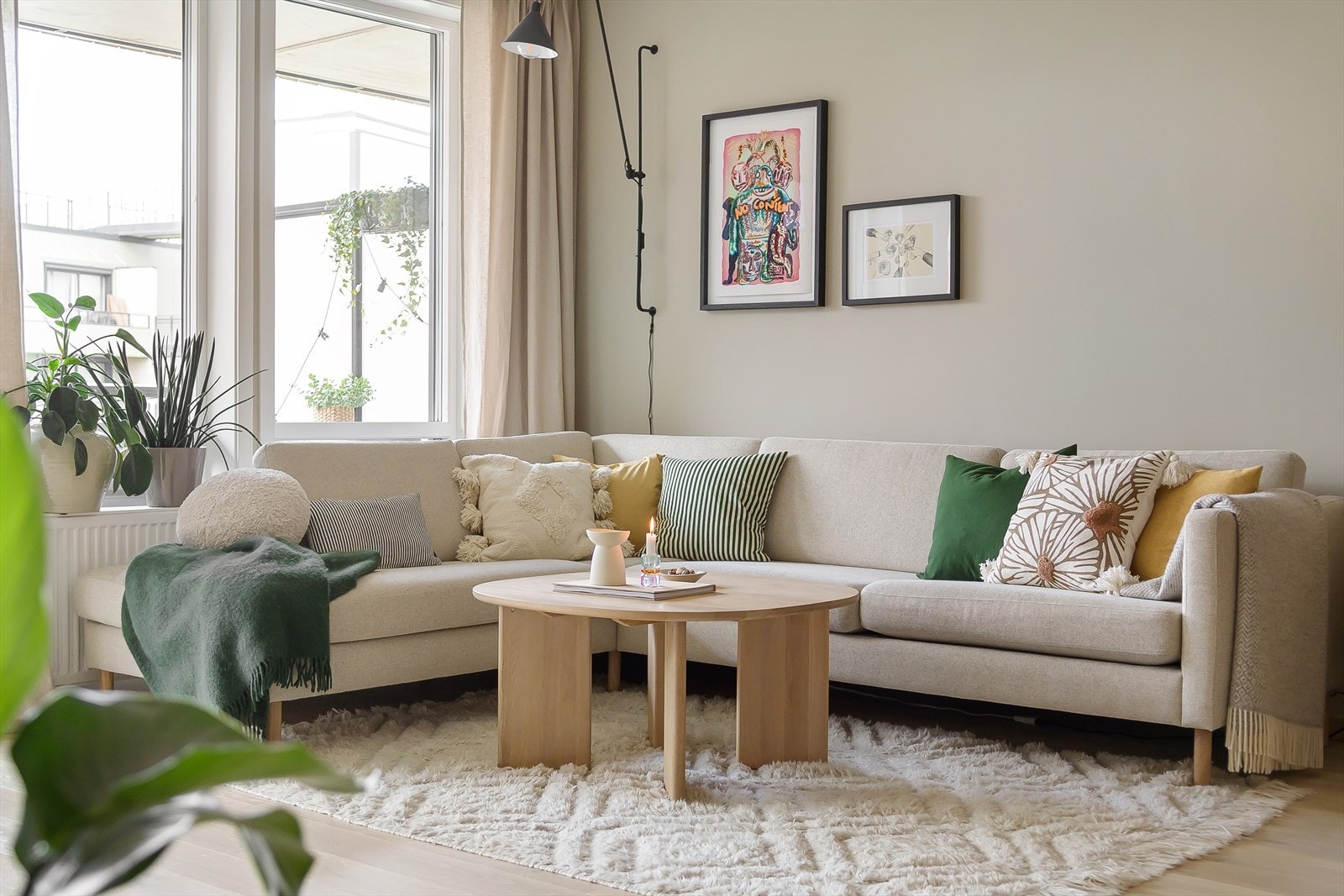 Stuen er malt i tidløse farger som gir deg friheten til å innrede etter personlig smak og stil Galleribilde