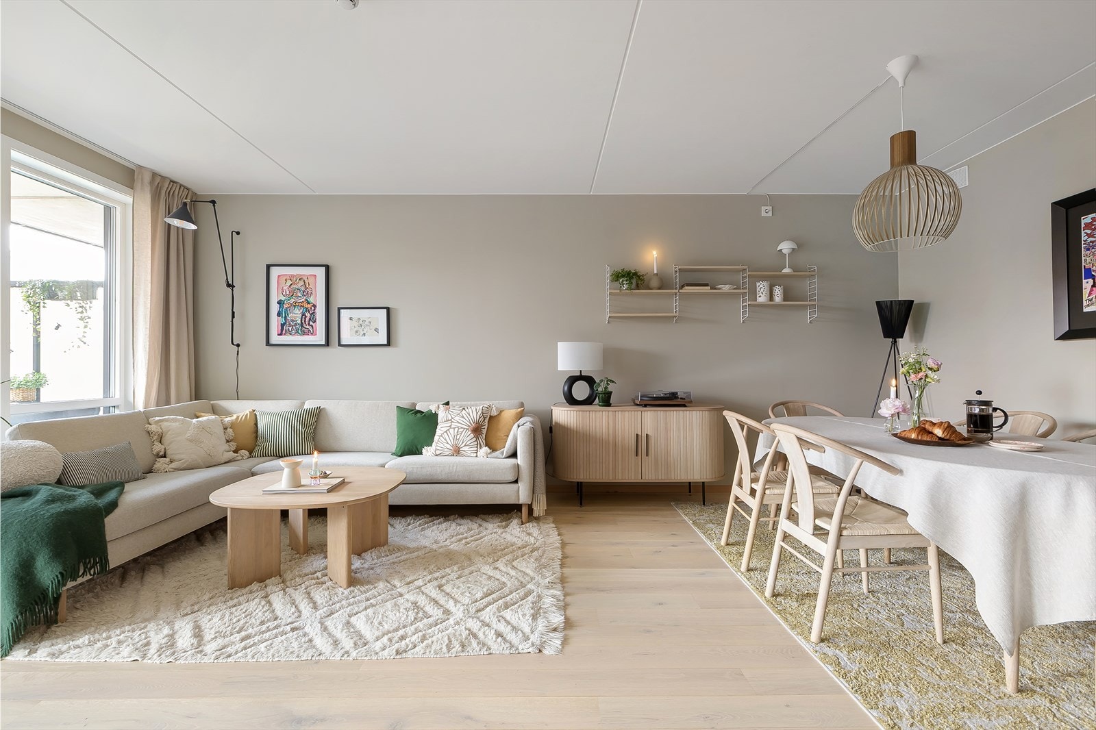 Det er god plass til et hyggelig spisebord Galleribilde