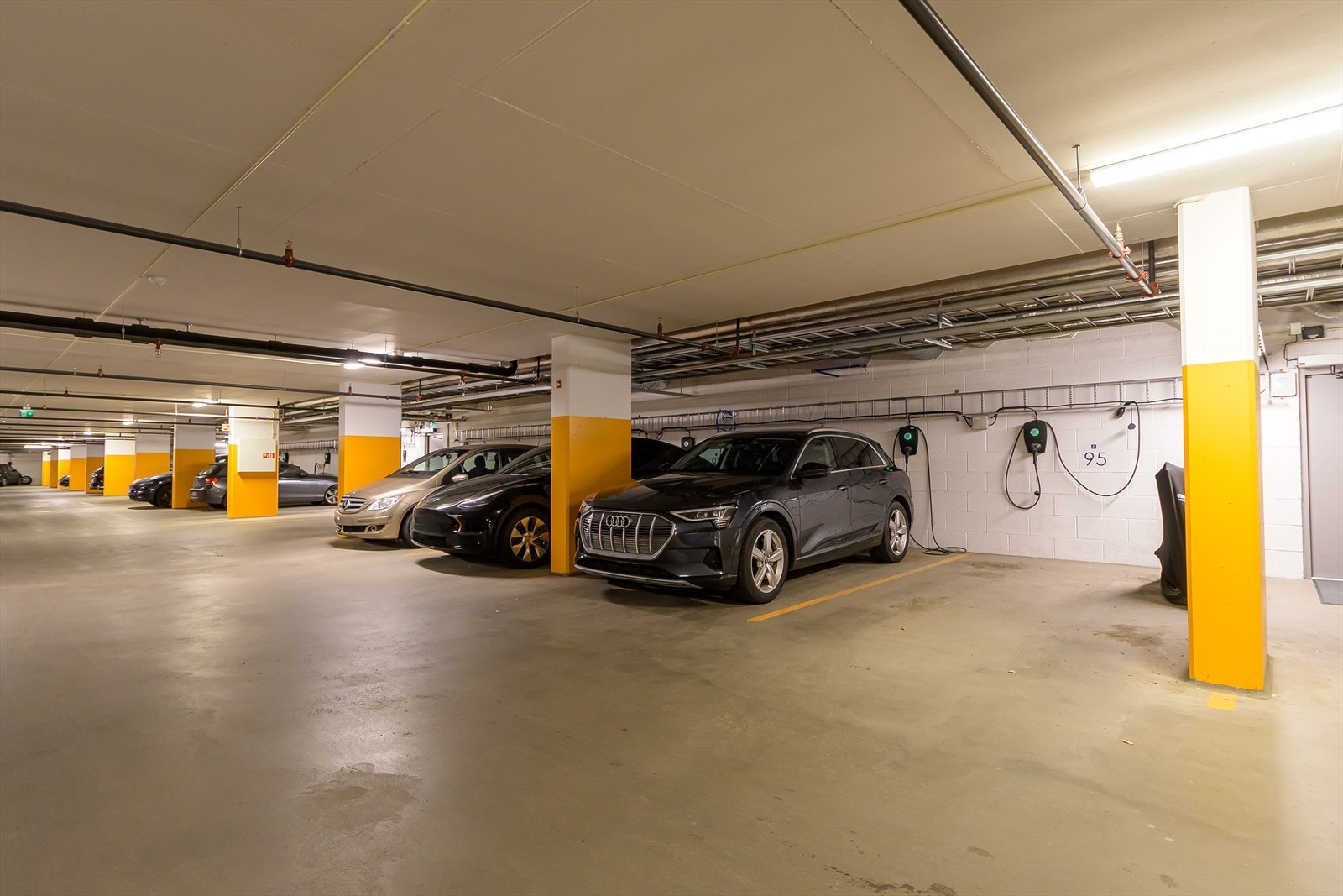 Det medfølger en parkeringsplass i felles garasjeanlegg med el-billader Galleribilde