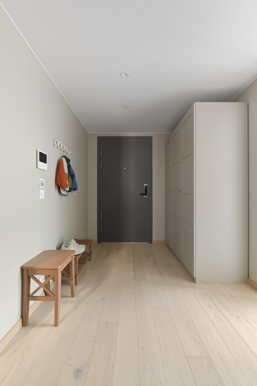Det er god plass til å henge fra seg yttertøy og oppbevare sko i et stort garderobeskap, og i tillegg har boligen en praktisk innvendig bod med ekstra lagringsplass samt en ekstern kjellerbod Galleribilde