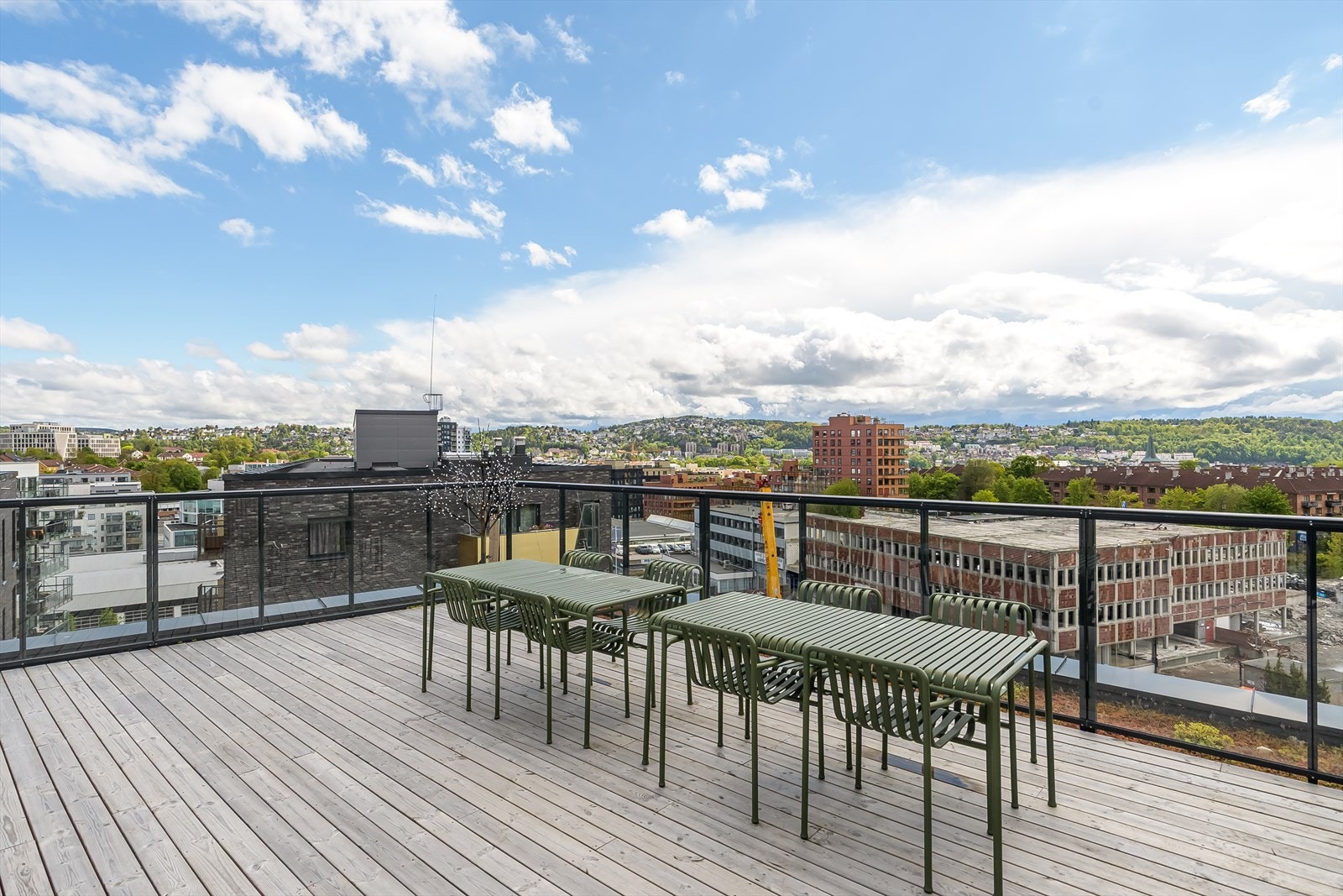 Borettslaget har en flott felles takterrasse med flere sittegrupper Galleribilde