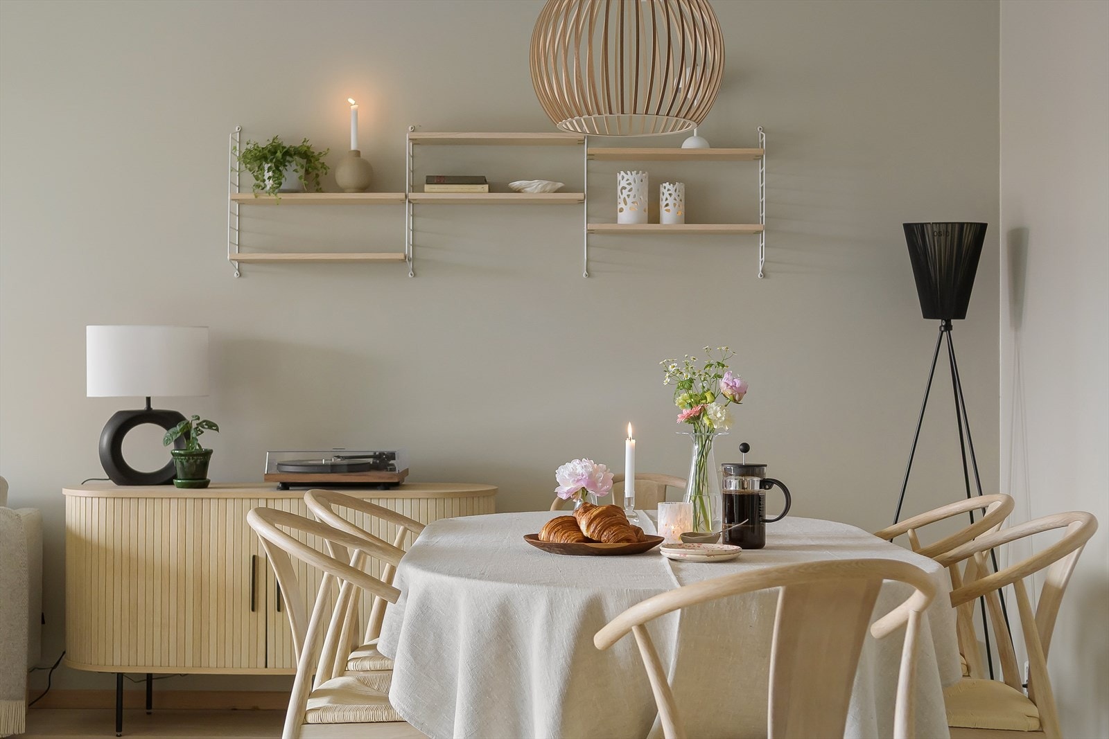 God plass til å samles rundt spisebordet, perfekt for hyggelige middager og lange kvelder med familie og venner Galleribilde