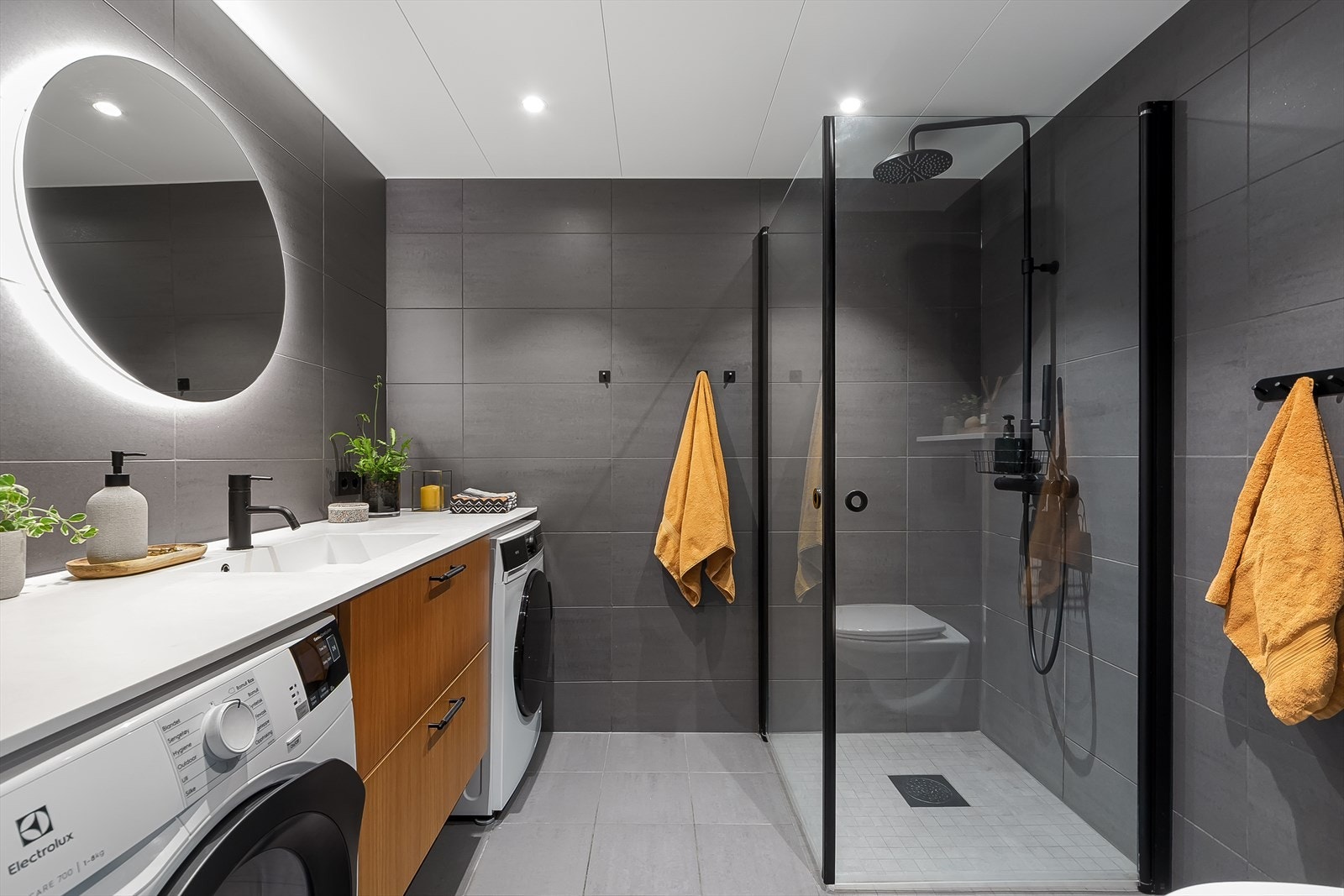 Badet har opplegg for både vaskemaskin og tørketrommel, og rommet har mekanisk avtrekk. Galleribilde