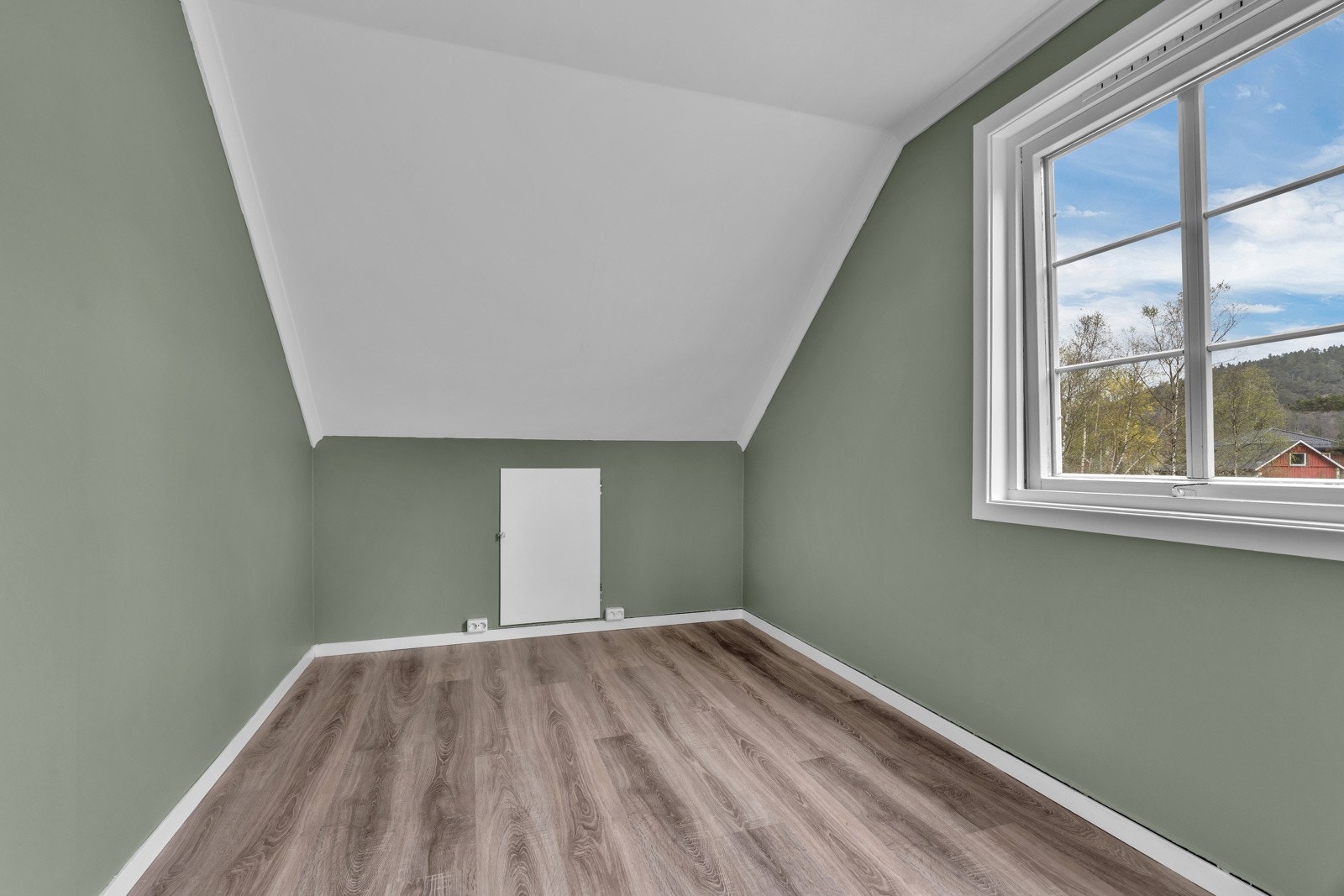 Soverom II med laminat på gulv og malte vegger. Galleribilde