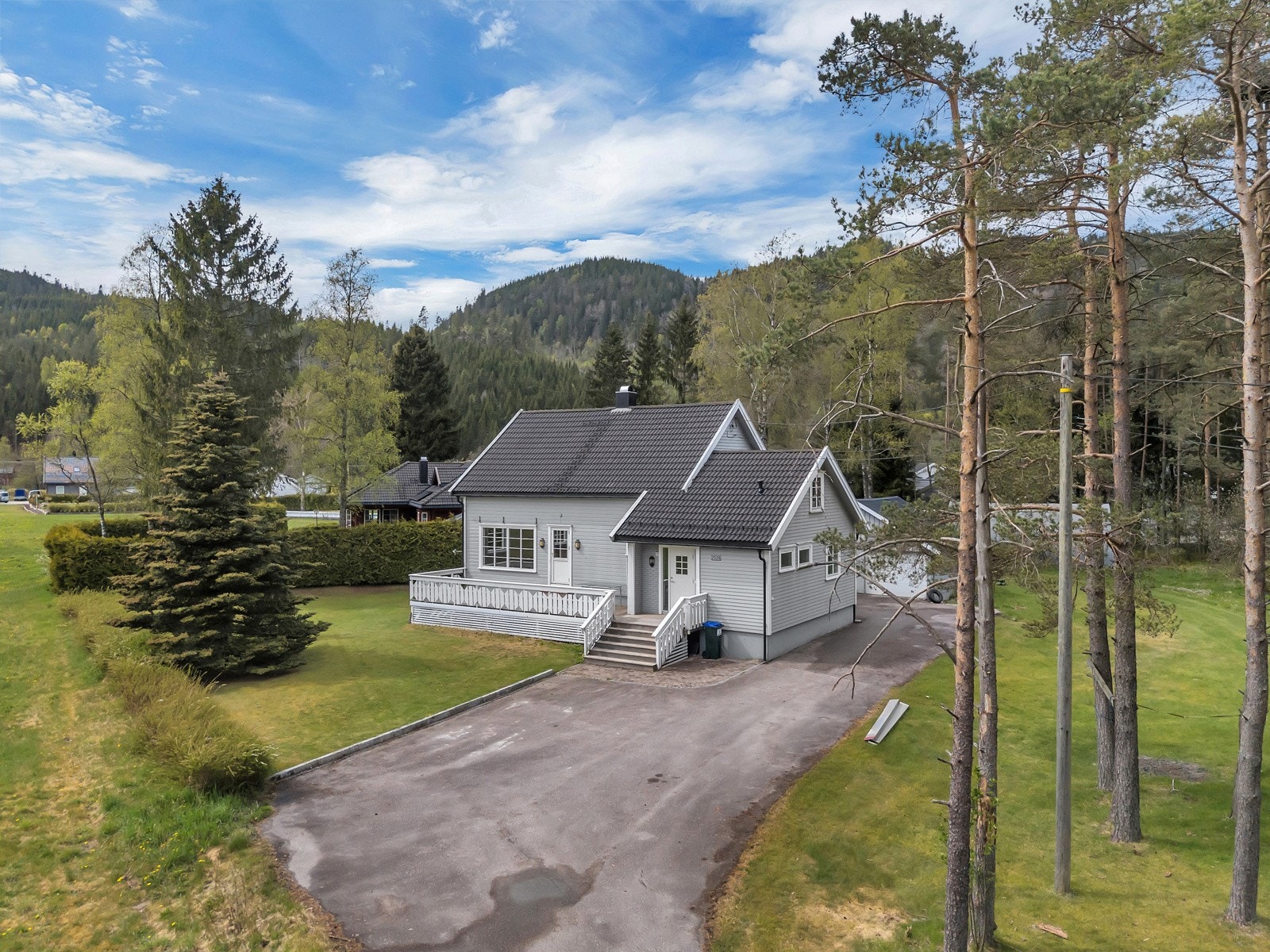 Velkommen til Audnedalsveien 2520! Romslig enebolig med garasje og stor solrik tomt. Sentralt beliggende ved sentrum nær butikk og Konsmoparken. Galleribilde