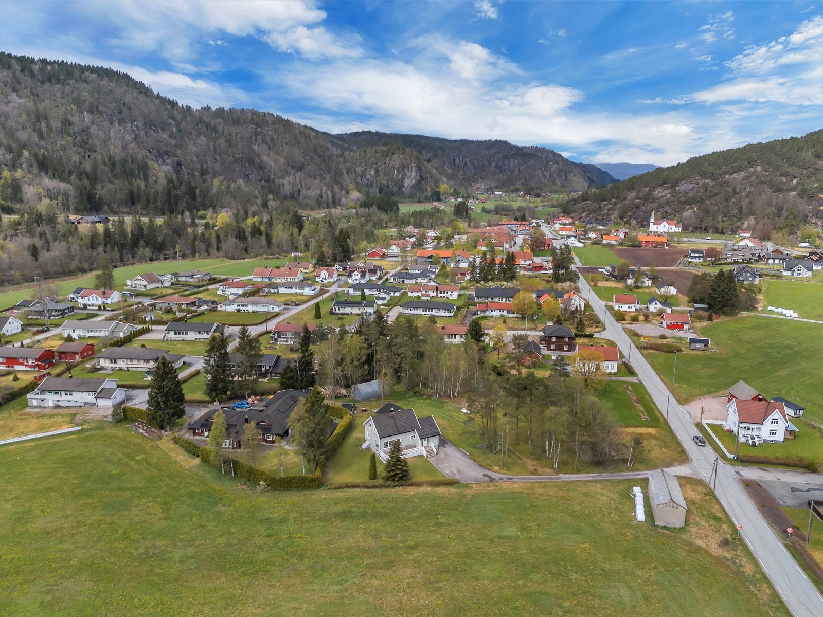 Sentralt beliggende i et etablert boligområde ved Konsmo sentrum. Kort vei til butikk, Konsmoparken og med sykkelavstand til barnehage og skole. Galleribilde