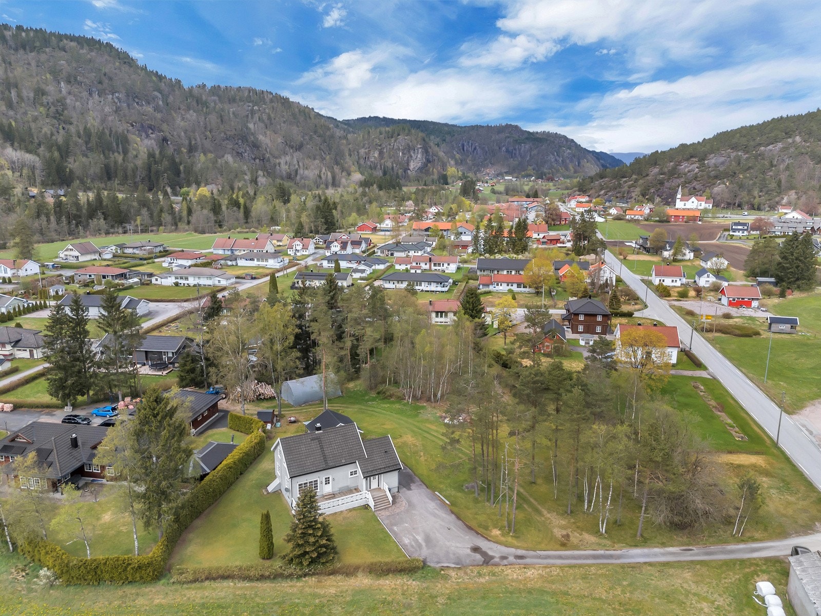 Kort vei til butikk, Konsmoparken og med sykkelavstand til barnehage og skole. Galleribilde