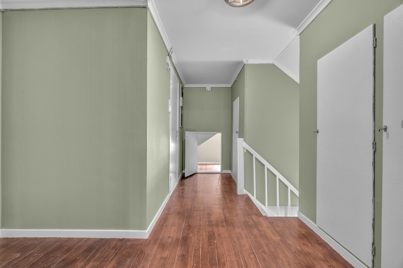 Boligens loftsetasje er innholdsrik med 3 soverom, bad og et loftsrom (med en liten inngang) Galleribilde