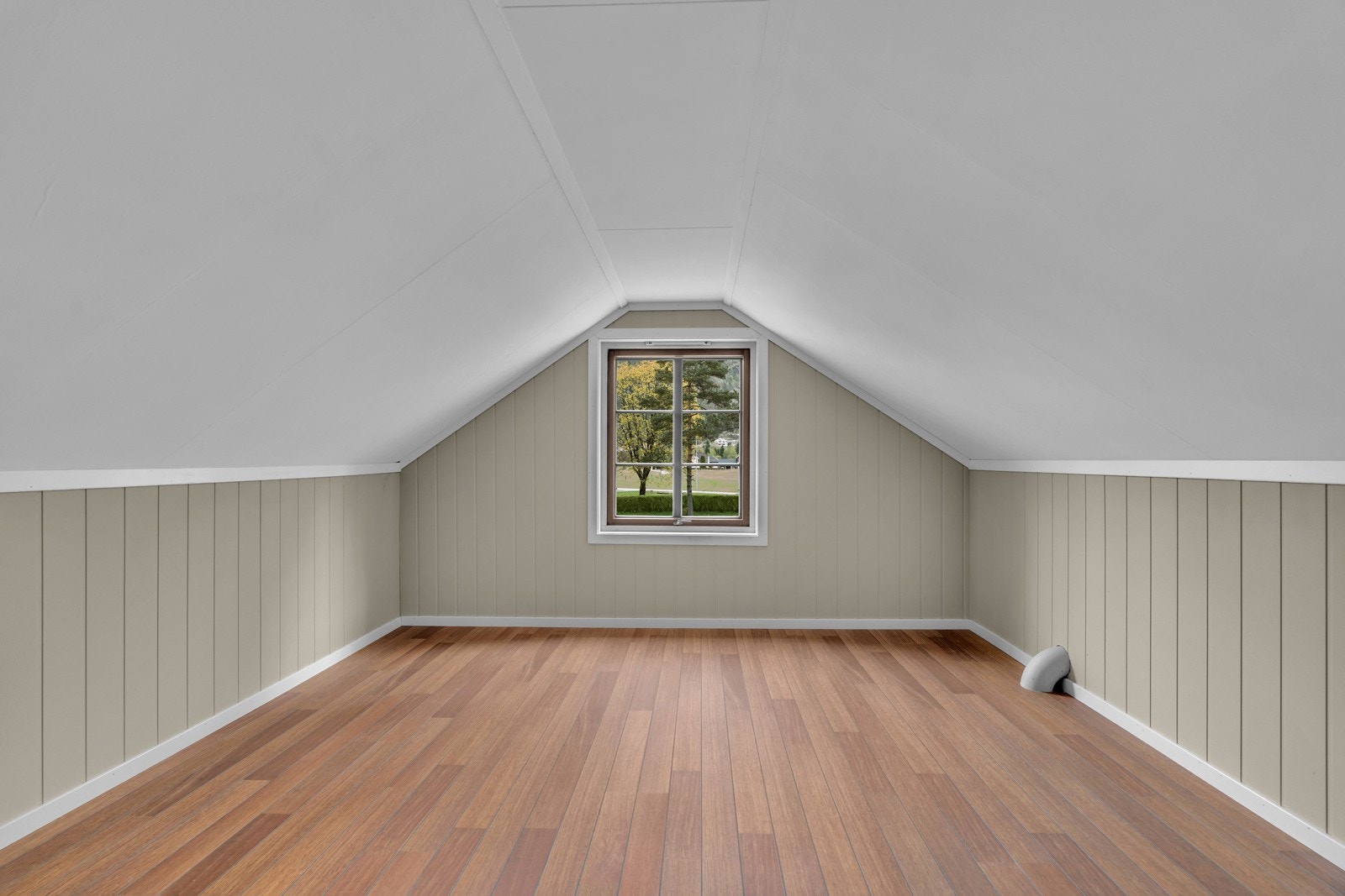 Loftsrommet har en liten inngang fra 2 etasje, men er romslig og passer godt til spill- og lekerom. Galleribilde