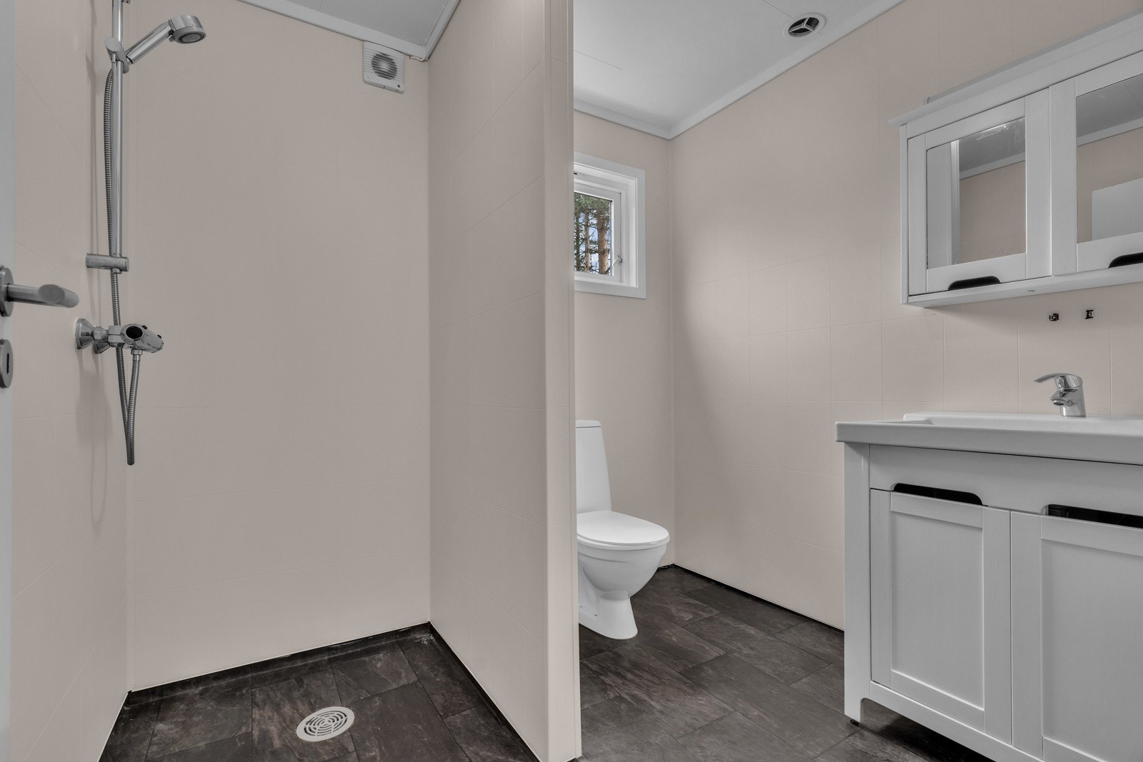 Badet i 1. etasje er innholdsrikt med dusjnisje og romslig innredning. Galleribilde