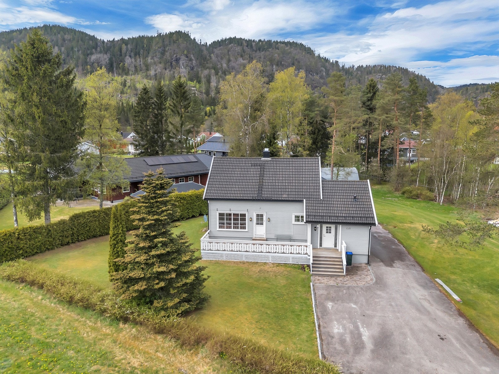 Audnedalsveien 2520 er en koselig og innholdsrik enebolig med stor flott tomt. Her vil en familie kunne trives! Galleribilde