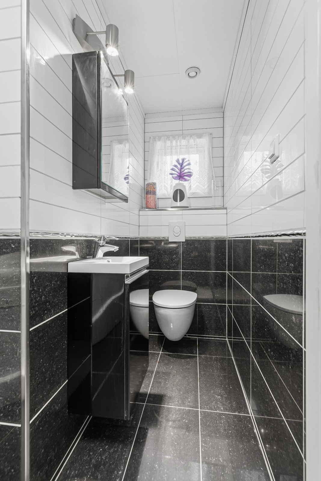 Badet er utstyrt med servant, toalett og badekar, samt varmekabler i gulv Galleribilde
