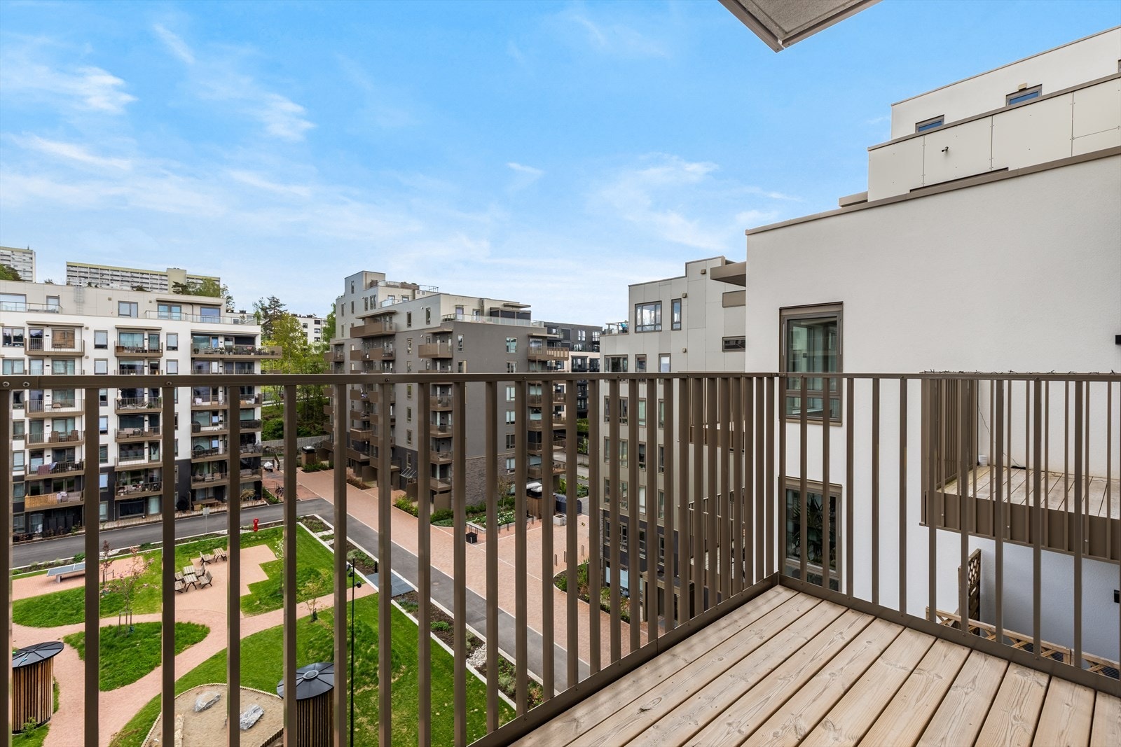 Fra stuen er det utgang til en balkong på ca. 5 m², som fungerer som en hyggelig forlengelse av oppholdsrommet. Galleribilde