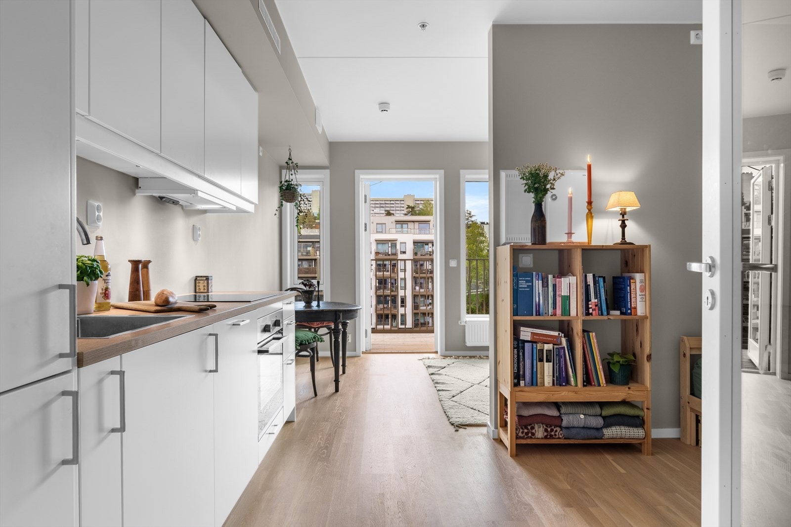 Er du på jakt etter din første leilighet? Da er dette midt i blinken for deg! Dette er en arealeffektiv og moderne 1-roms leilighet. Galleribilde