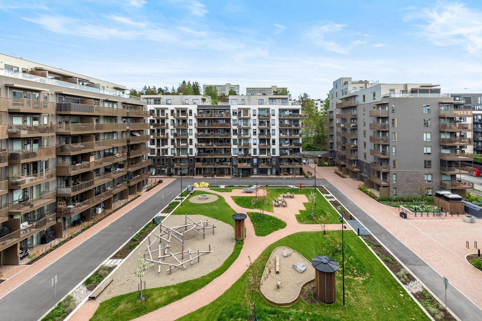 Balkongen ligger skjermet til og har fin utsikt mot det hyggelige fellesarealet. Galleribilde