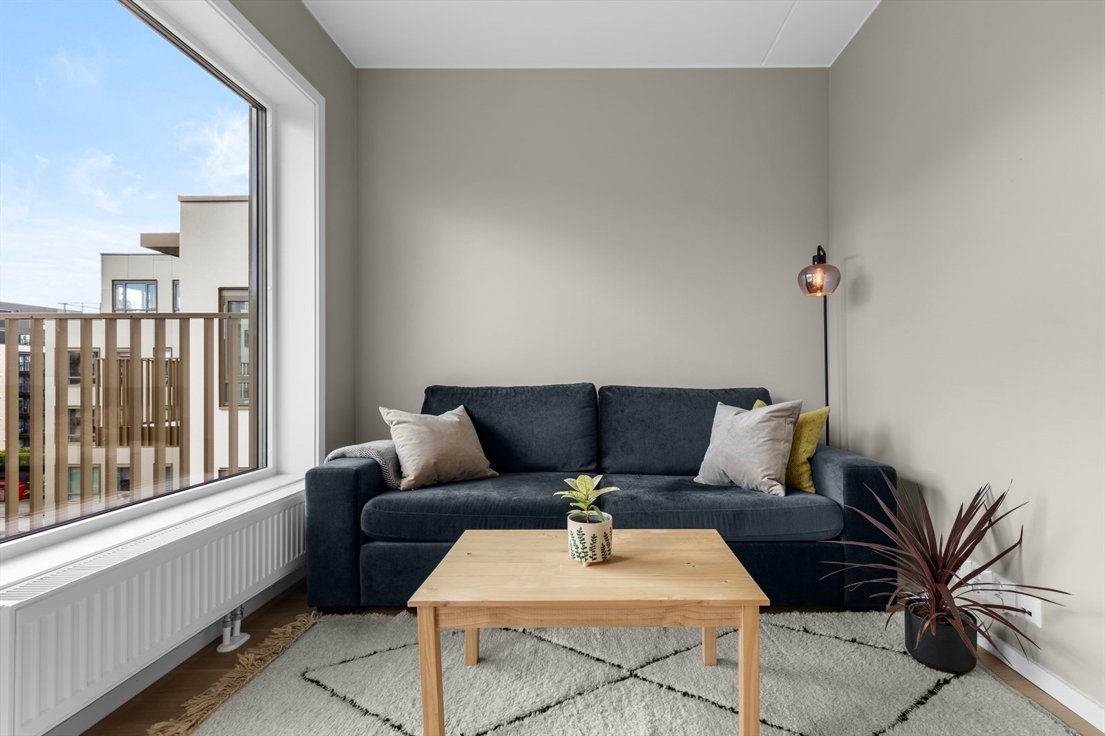 Her er det god plass til sofa og øvrig møblering, noe som gir fleksible innredningsmuligheter og en hyggelig og funksjonell stue. Galleribilde