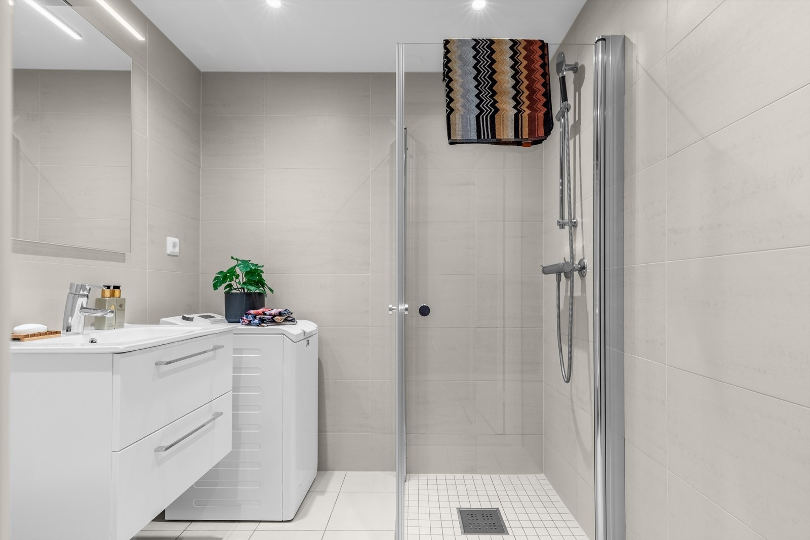 Det er også opplegg for vaskemaskin, noe som gjør badet både praktisk og funksjonelt. Galleribilde