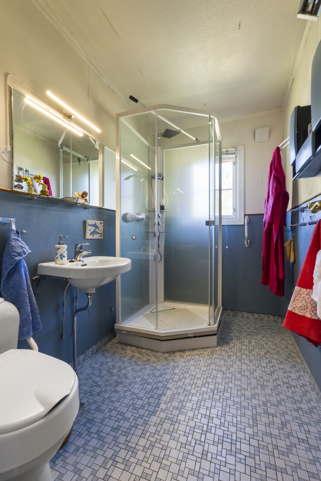 Badet har konstruksjon fra byggeåret. Dusjkabinettet er av nyere dato. Galleribilde
