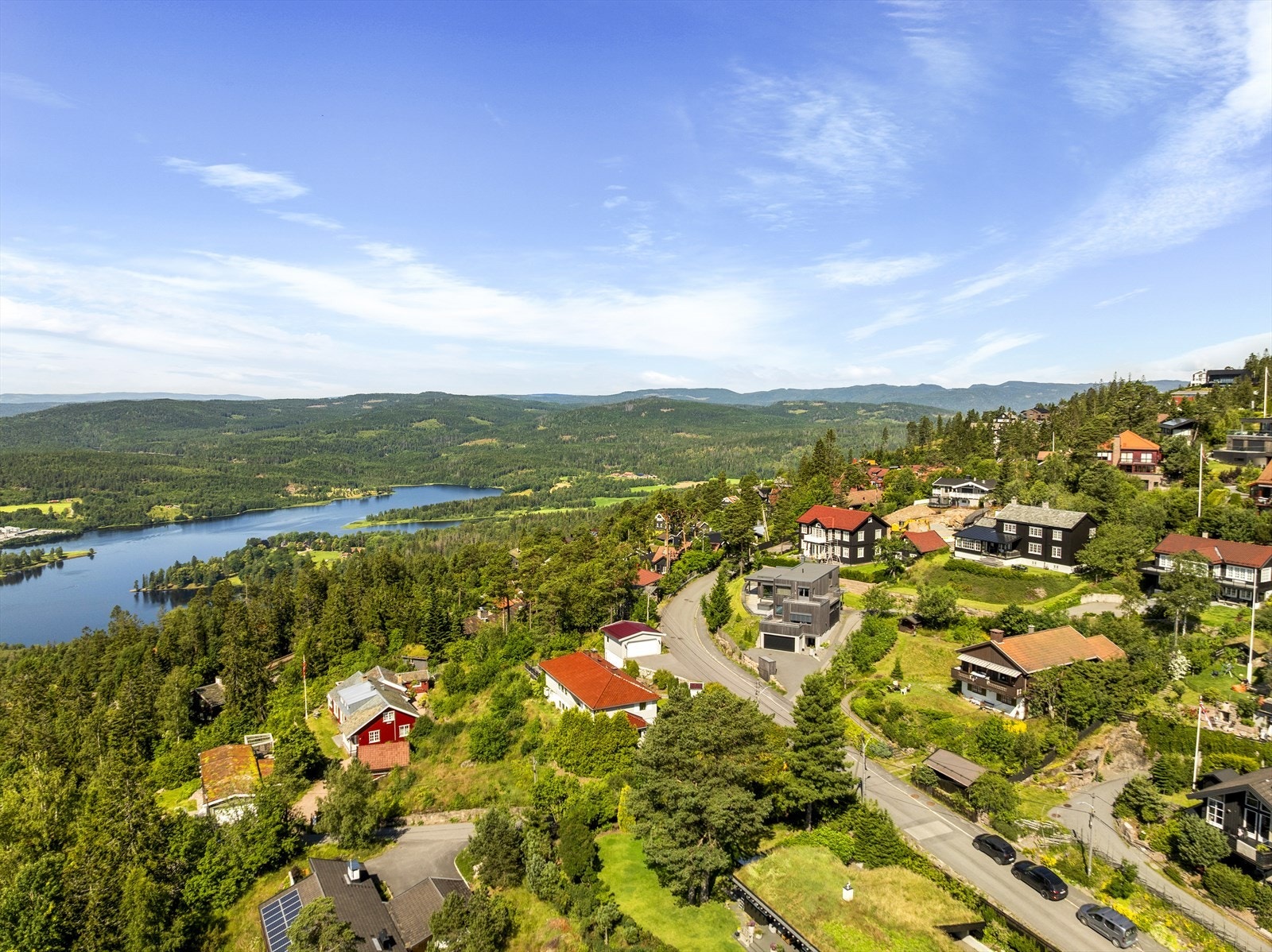 Eiendommen ligger i et veletablert og meget etterspurt område mellom Voksenkollen og Voksenlia. Området er både fredelig og barnevennlig, med frisk luft og grønne omgivelser, og med Nordmarkas omfattende løypenett for ski, sykling og fotturer like ved. Galleribilde