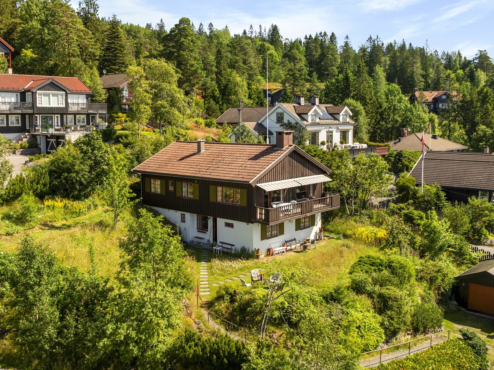 Velkommen til Orreveien 7a i attraktive Voksenlia. Eiendommen ligger tilbaketrukket og høyt i terrenget, med en imponerende panoramautsikt over fjorden og byen Galleribilde