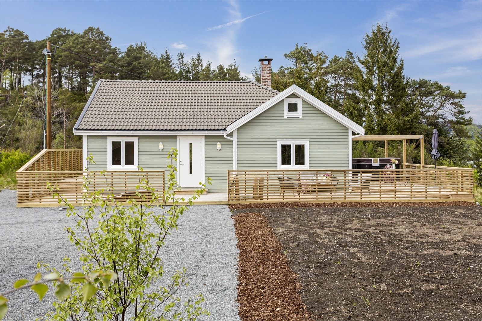 Velkommen til Skjelvikvegen 66 - en sjarmerende fritidsbolig med flott beliggenhet i naturskjønne omgivelser på Askøy.
Eiendommen ligger fredelig og tilbaketrukket til i populære Skjelvik, med kort vei til sjøen og rike muligheter for friluftsliv. Galleribilde