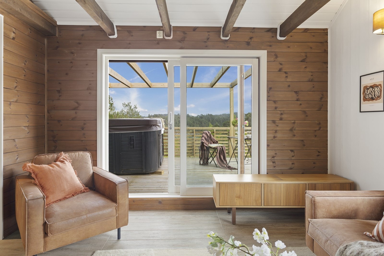 Fra stuen er det direkte utgang til en stor terrasse på ca. 96 m² som går rundt hytten- perfekt for lange sommerdager. Galleribilde