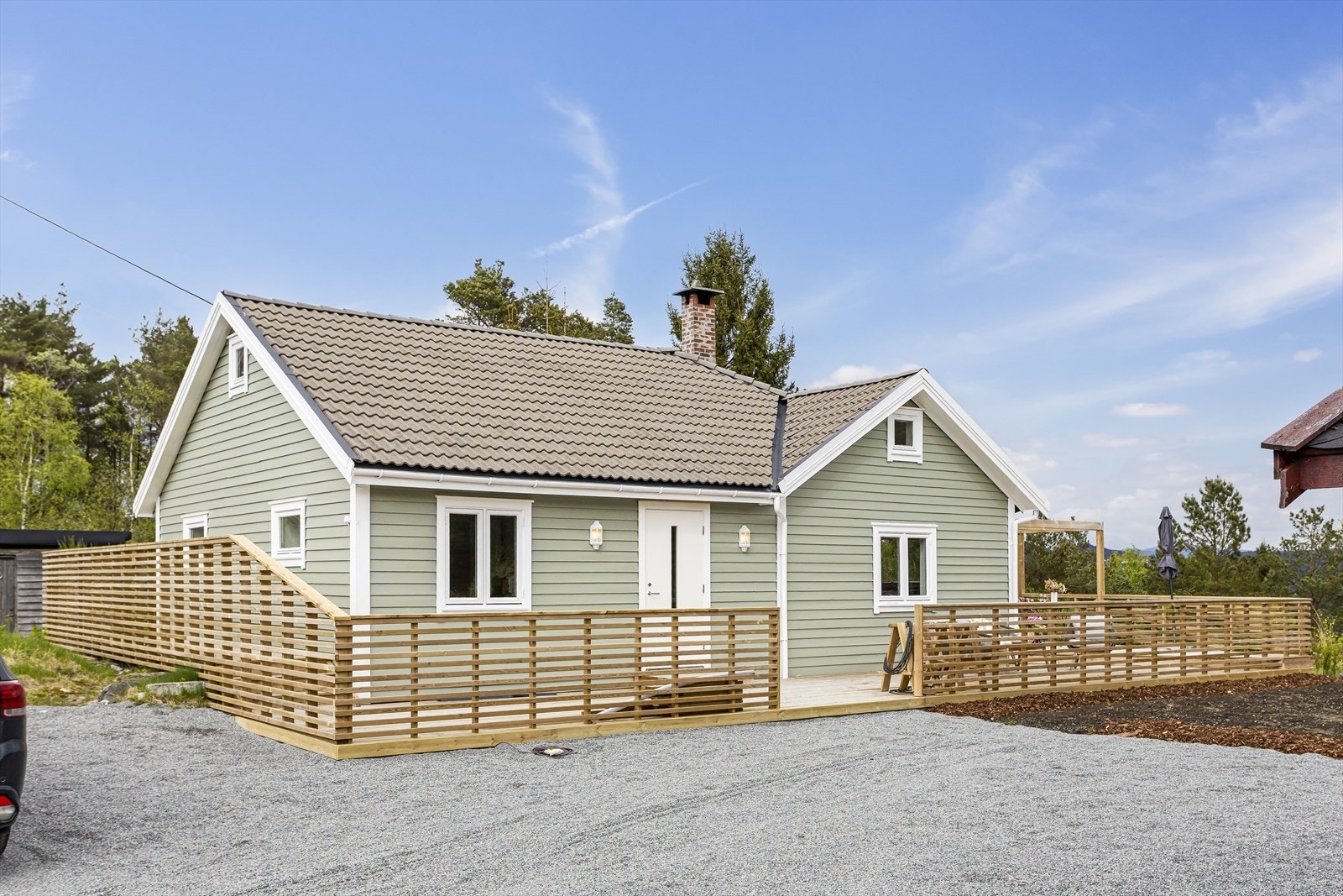 Fritidsboligen går over ett plan og inneholder blant annet stue med ildsted, kjøkken, bad, vaskerom og to soverom. I tillegg har boligen hems og uinnredet loft som gir gode oppbevaringsmuligheter. Galleribilde