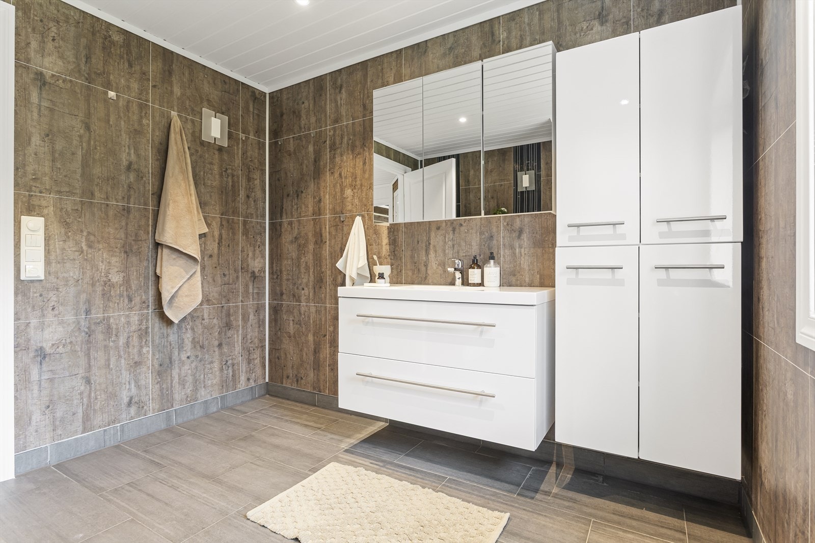 Badet ble oppgradert i perioden ca. 2015-2020 av tidligere eier. Det foreligger ikke dokumentasjon på arbeidene, og eksisterende himlingspanel ble beholdt ved oppgraderingen. Galleribilde